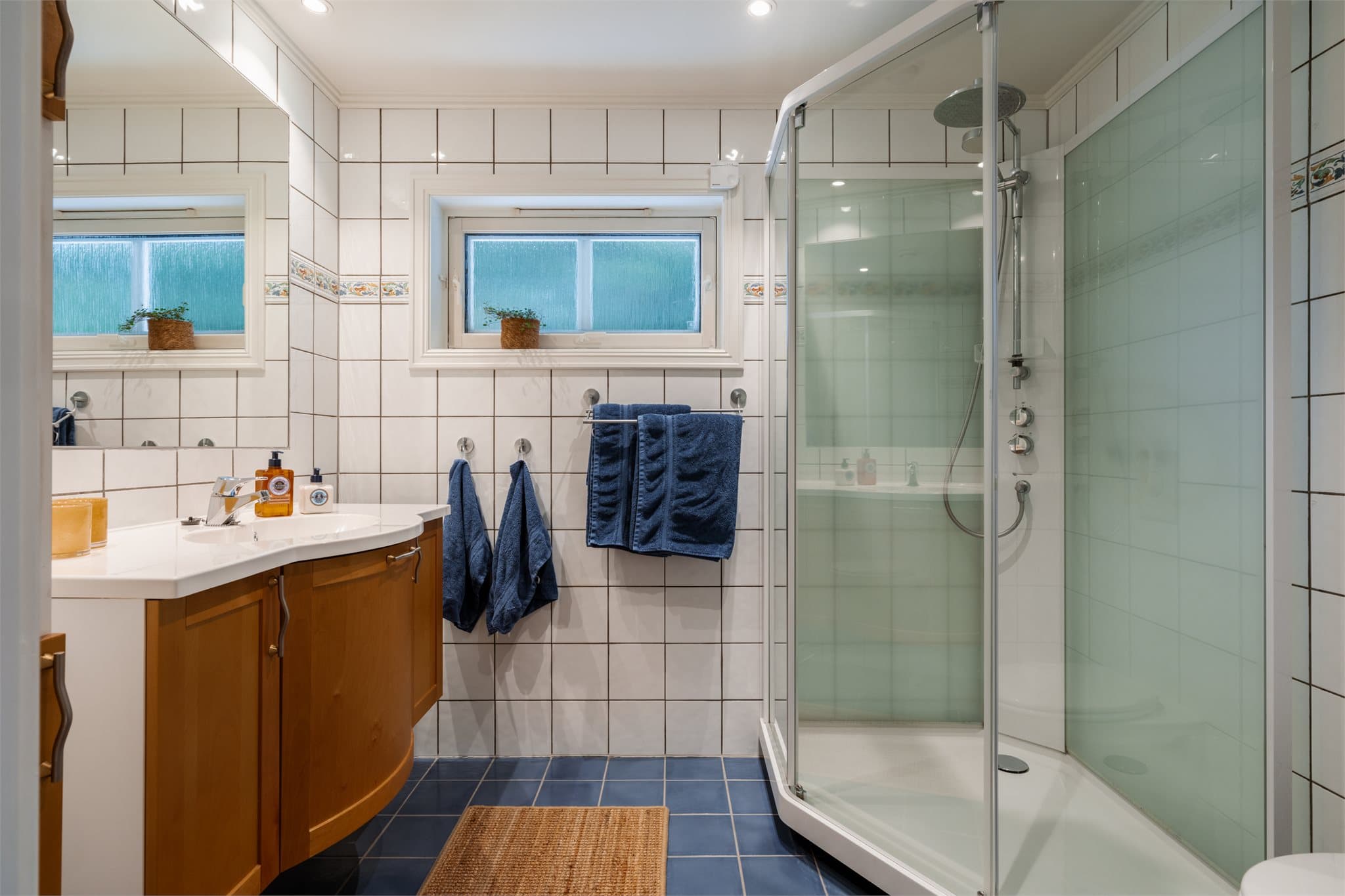 Badet i hovedetasjen byr på flislagte overflater og vannbåren gulvvarme.