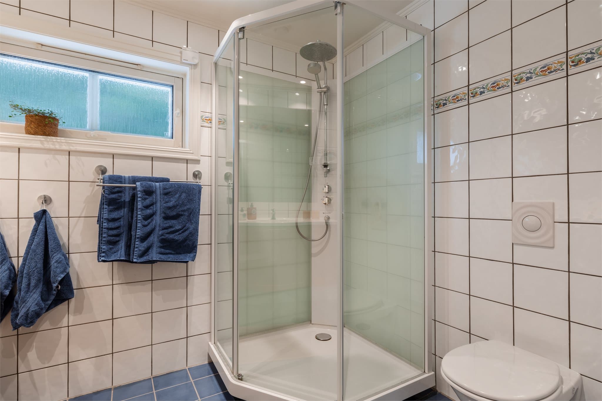 Vinduet sørger for både naturlig lys og lufting.