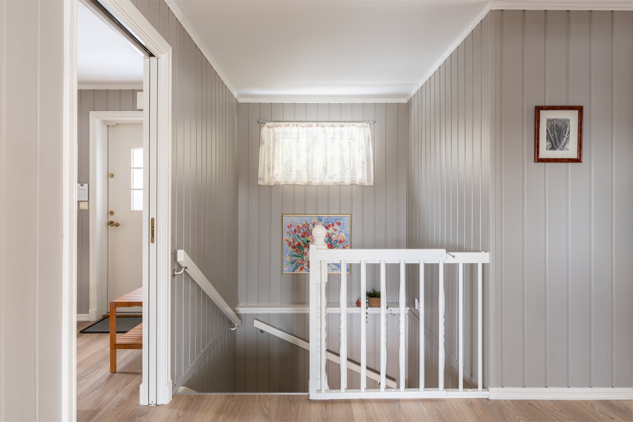 Fra gangen går trappen ned til underetasjen.