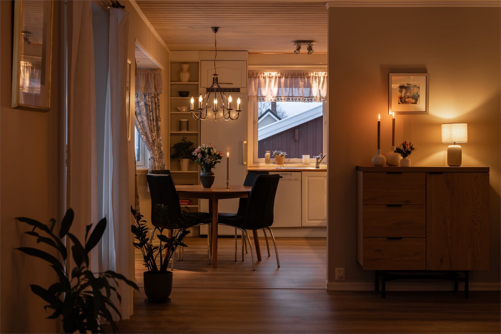 Flott kveldsstemning i oppholdsrommet.