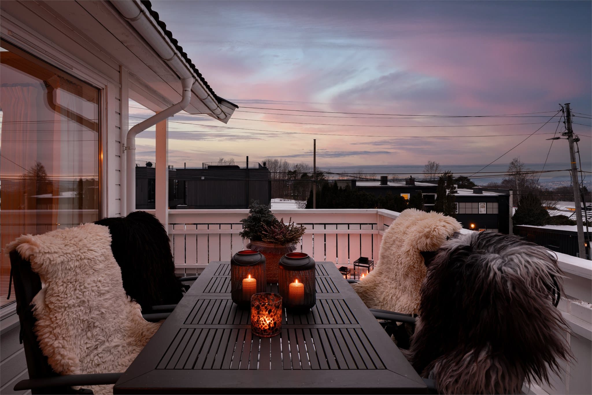 Vakre solnedganger kan nytes i hyggelig selskap her ute.