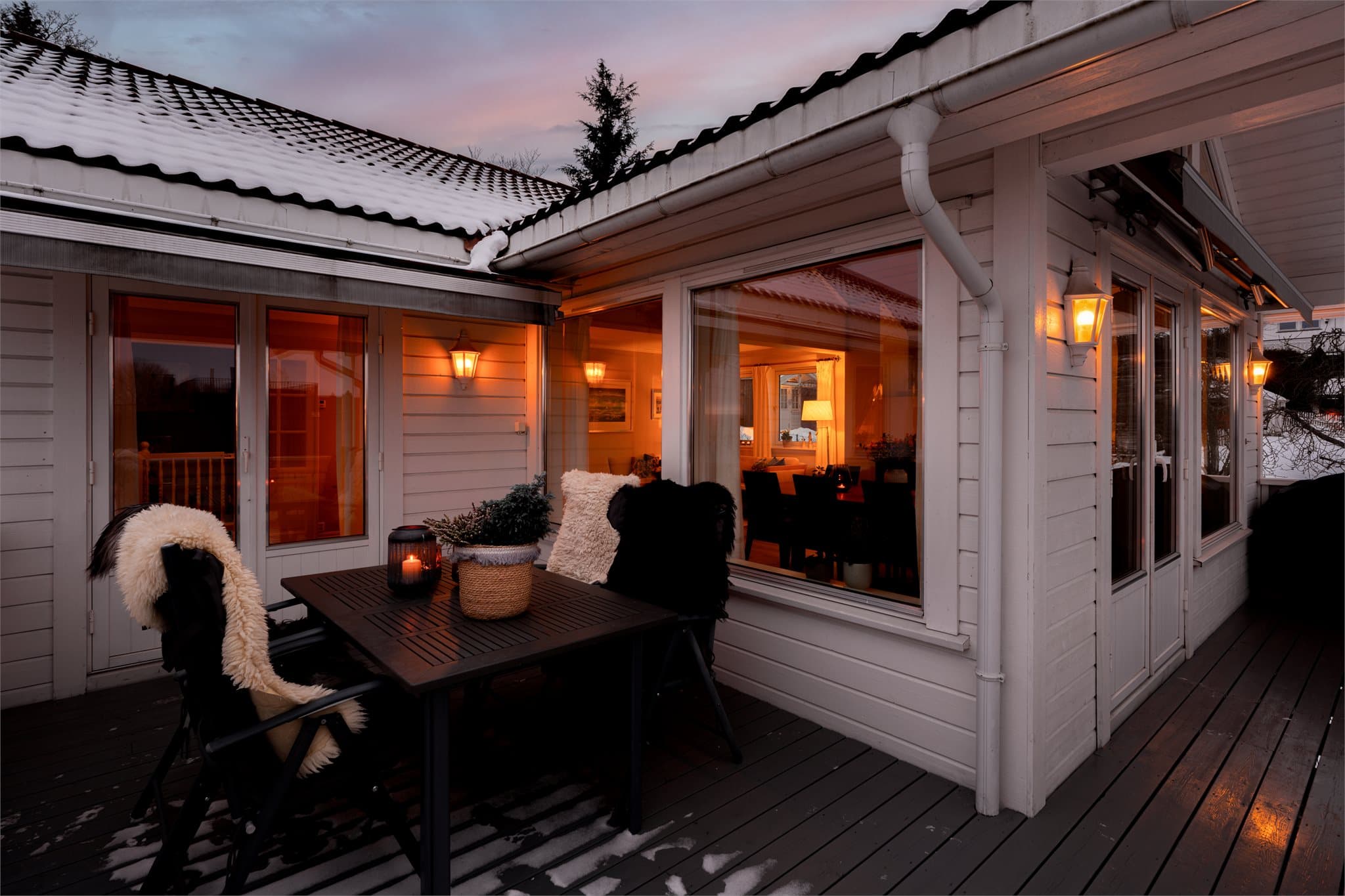 Uteplassen er 21m² og har god plass til utemøbler, spisegruppe, grill og alt som hører med.