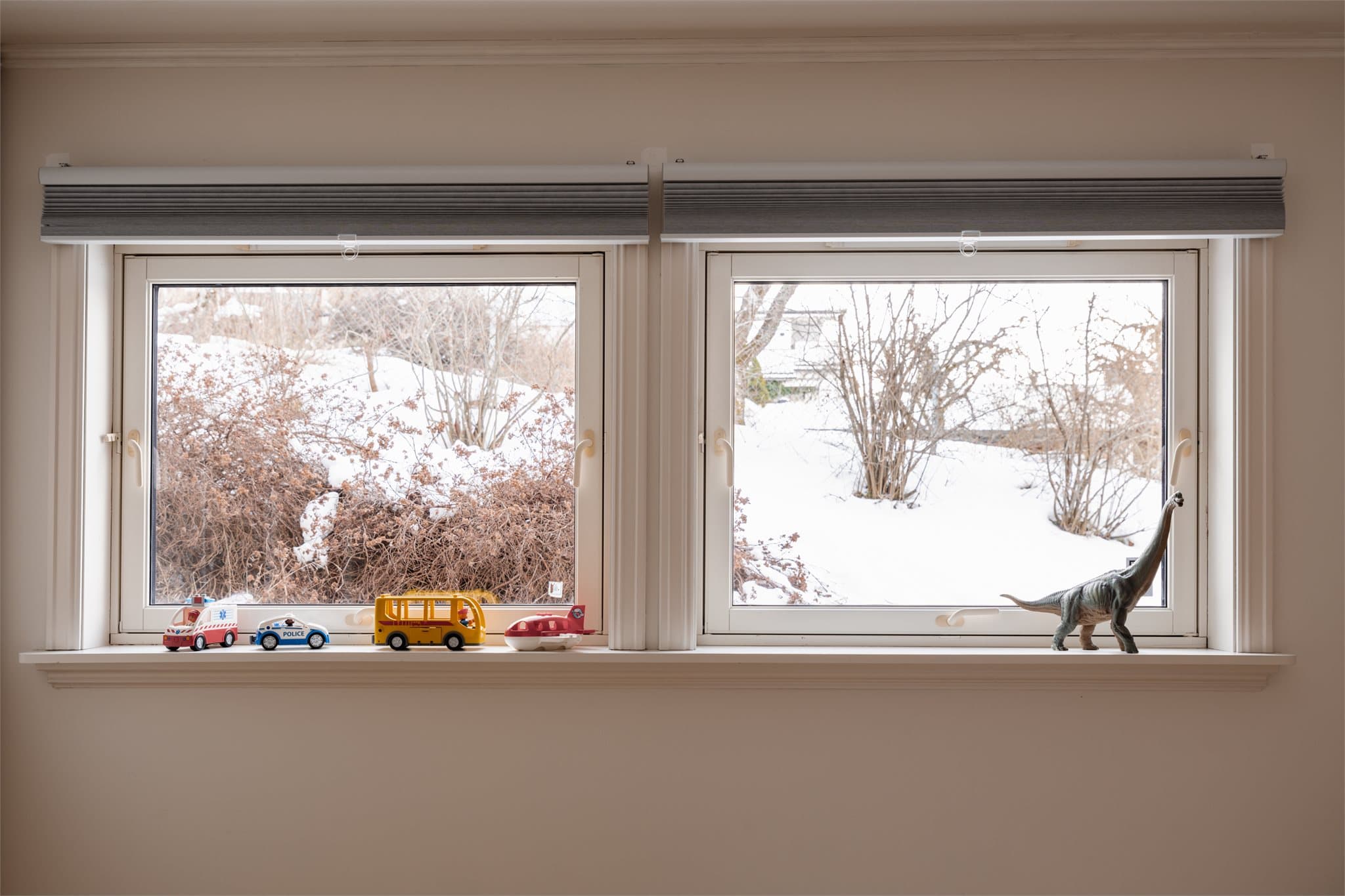 Vinduene sørger for godt med lys og det er montert solskjerming.