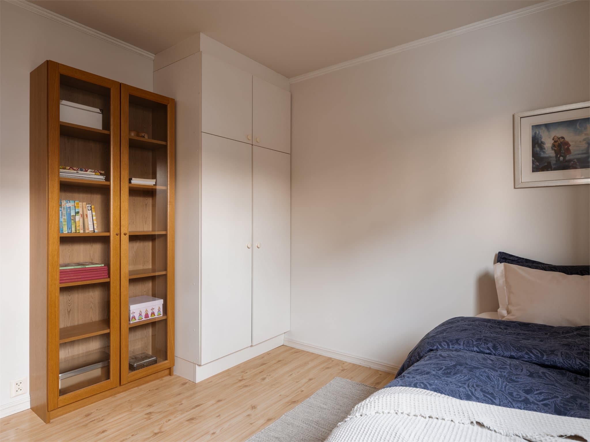 Innredet med seng, garderobeløsning og annen oppbevaring.