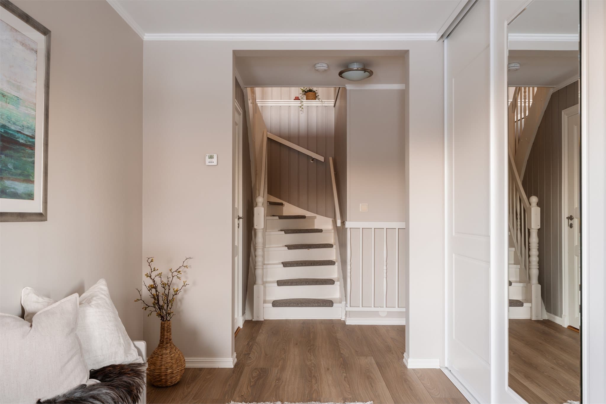 I enden av trappen finner man et inngangsparti med inngang fra husets fremside.