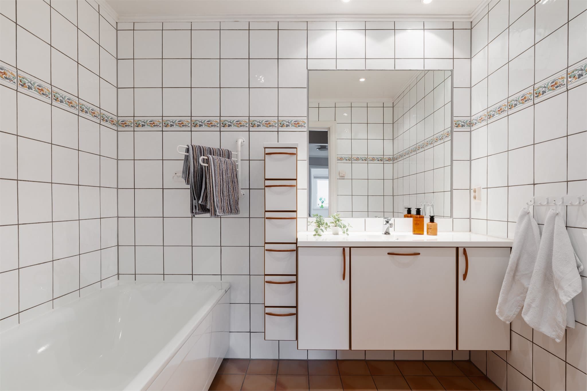 Flislagt baderom i underetasjen med vannbåren varme i gulv.