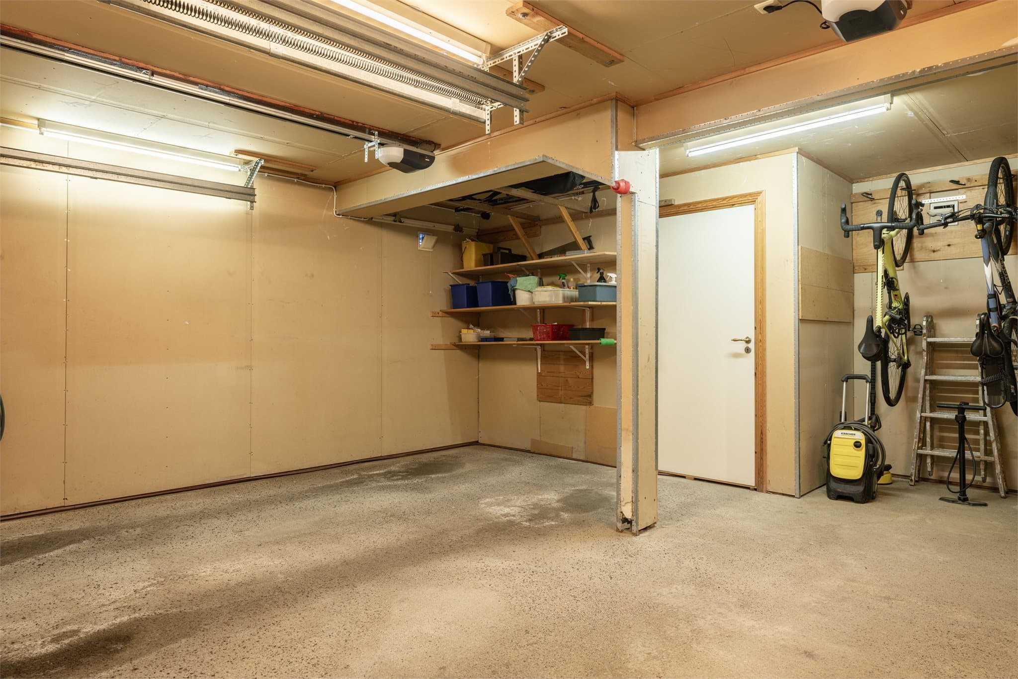 Her er det rikelig med lagringsplass for sykler, ski, hageredskapet og alt dere trenger. Innenfor garasjen er en teknisk bod med varmeveksler.