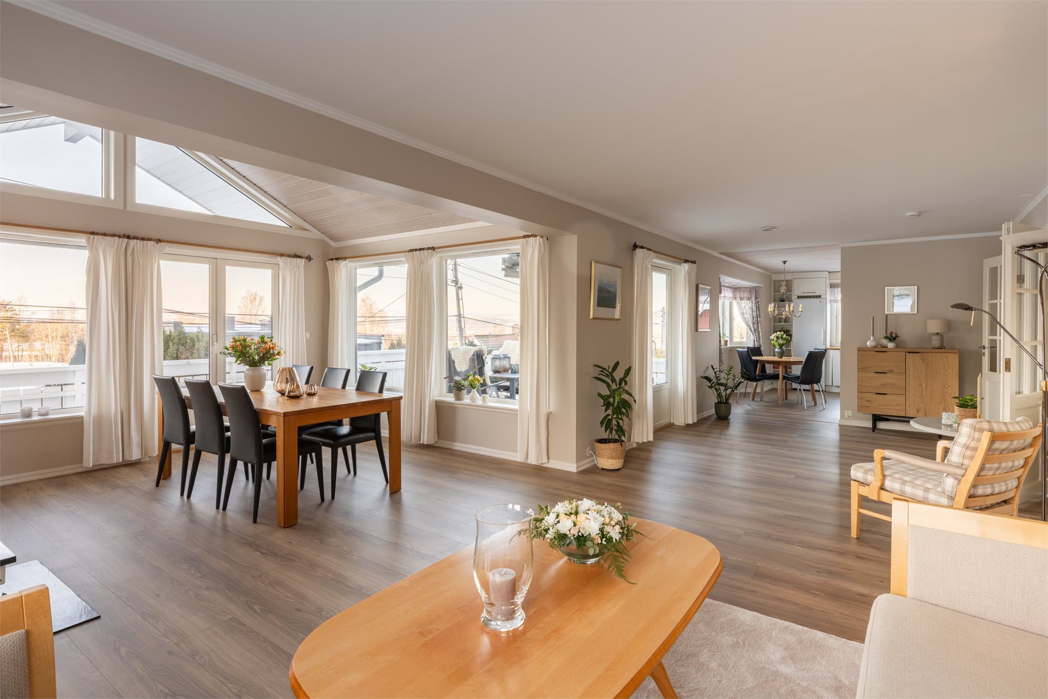 Her får dere plass til både sofagruppe og en godstol for hyggelige lesekvelder.