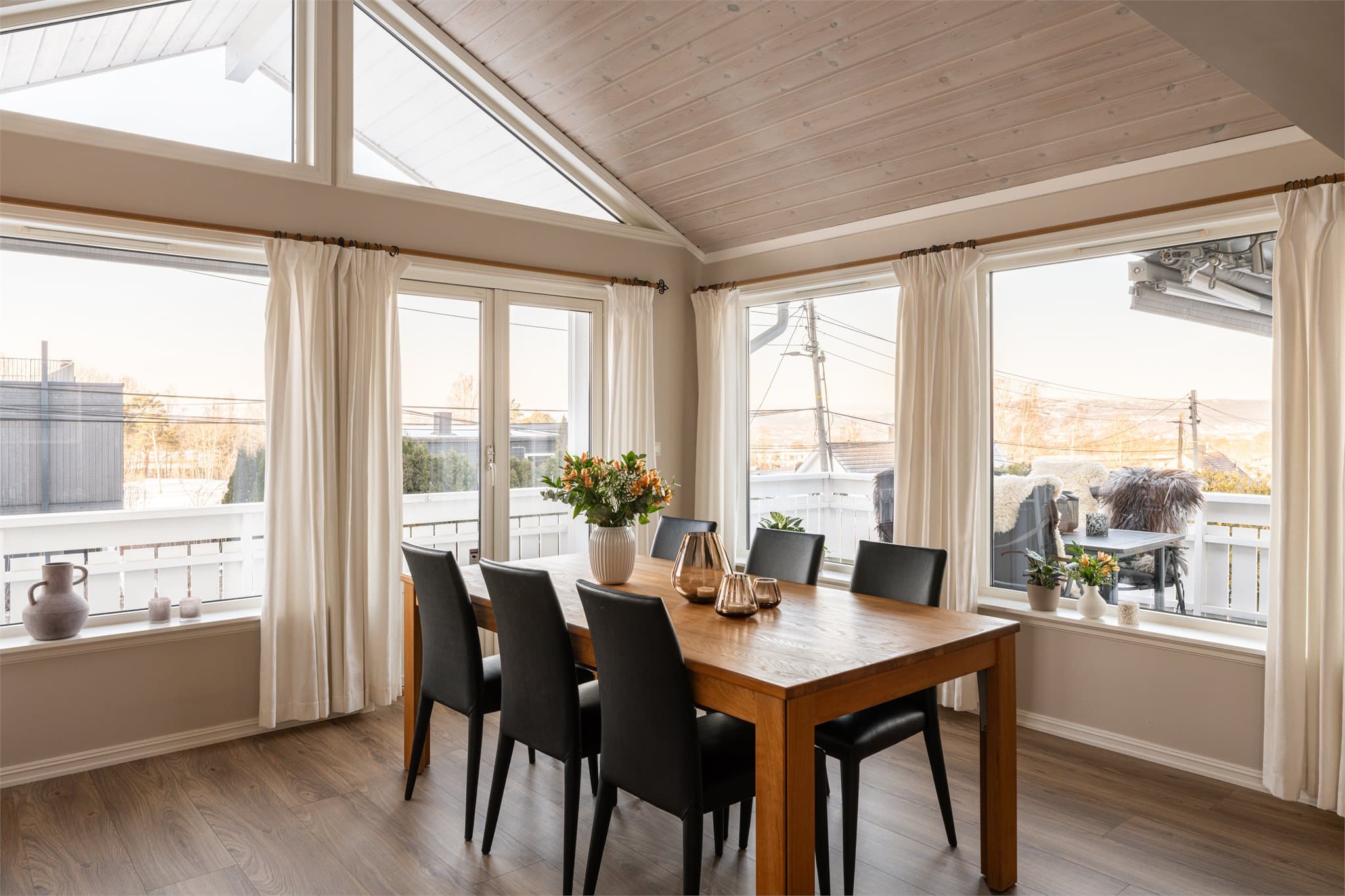 Innbydende spisestue med fantastisk takhøyde og god plass til mange gjester.