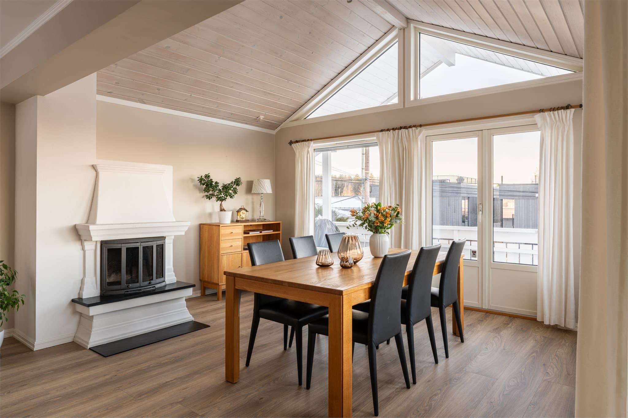 Det er vannbåren varme i alle gulv, noe som gir god og stabil varme – hele året. På ekstra kalde vinterdager sørgen peisen for deilig varme og hyggelig stemning.