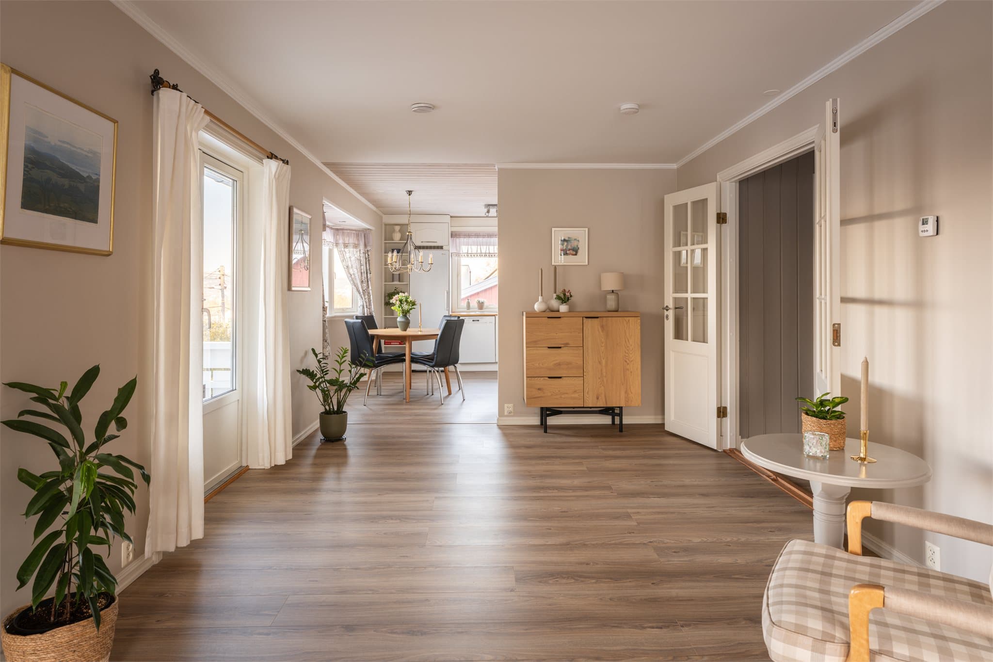 Kjøkkenet ligger delvis adskilt fra stuen, men likevel oppleves det som et sosialt oppholdsrom.