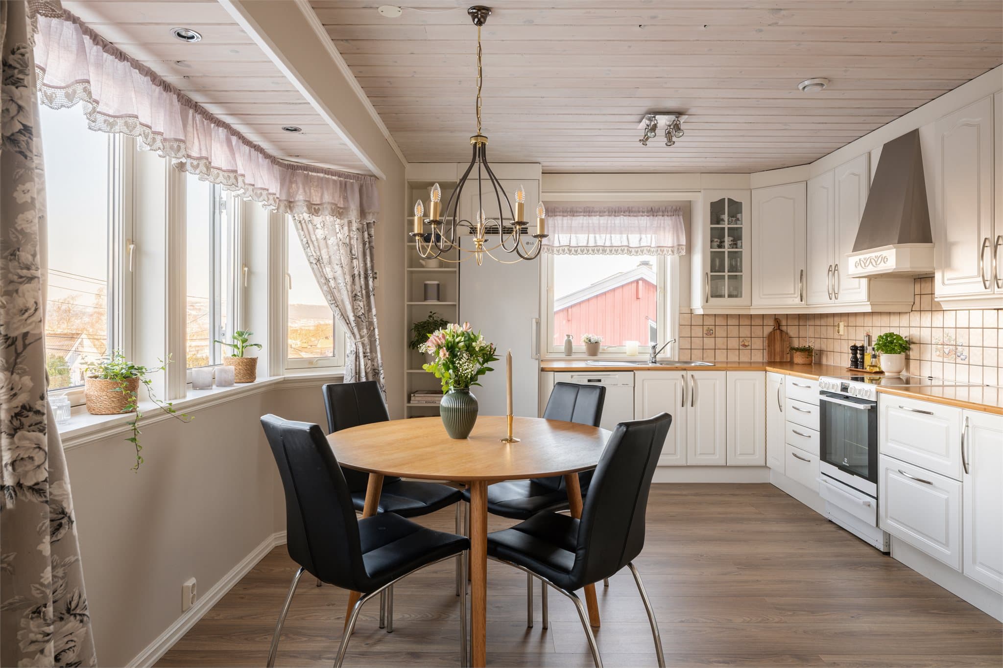 Det er plass til en hyggelig spisegruppe på kjøkkenet, perfekt for en morgenkaffe mens barna gjør seg klar for skolen.