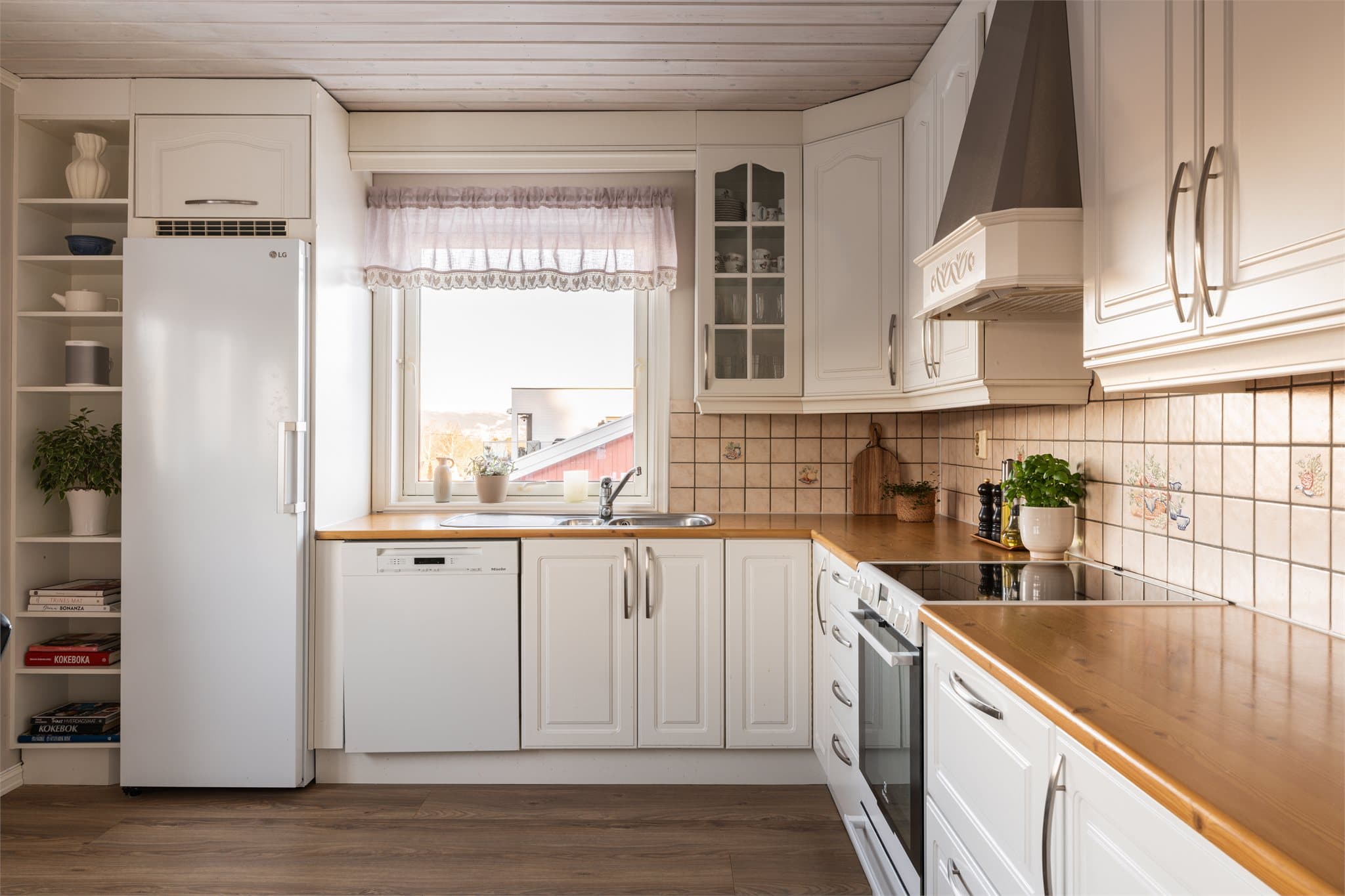 Innredningen er fra Norema med frittstående hvitevarer.