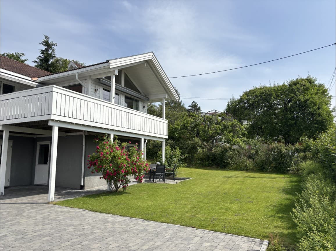 Her har barna trygg boltreplass, mens foreldrene kan holde utkikk.