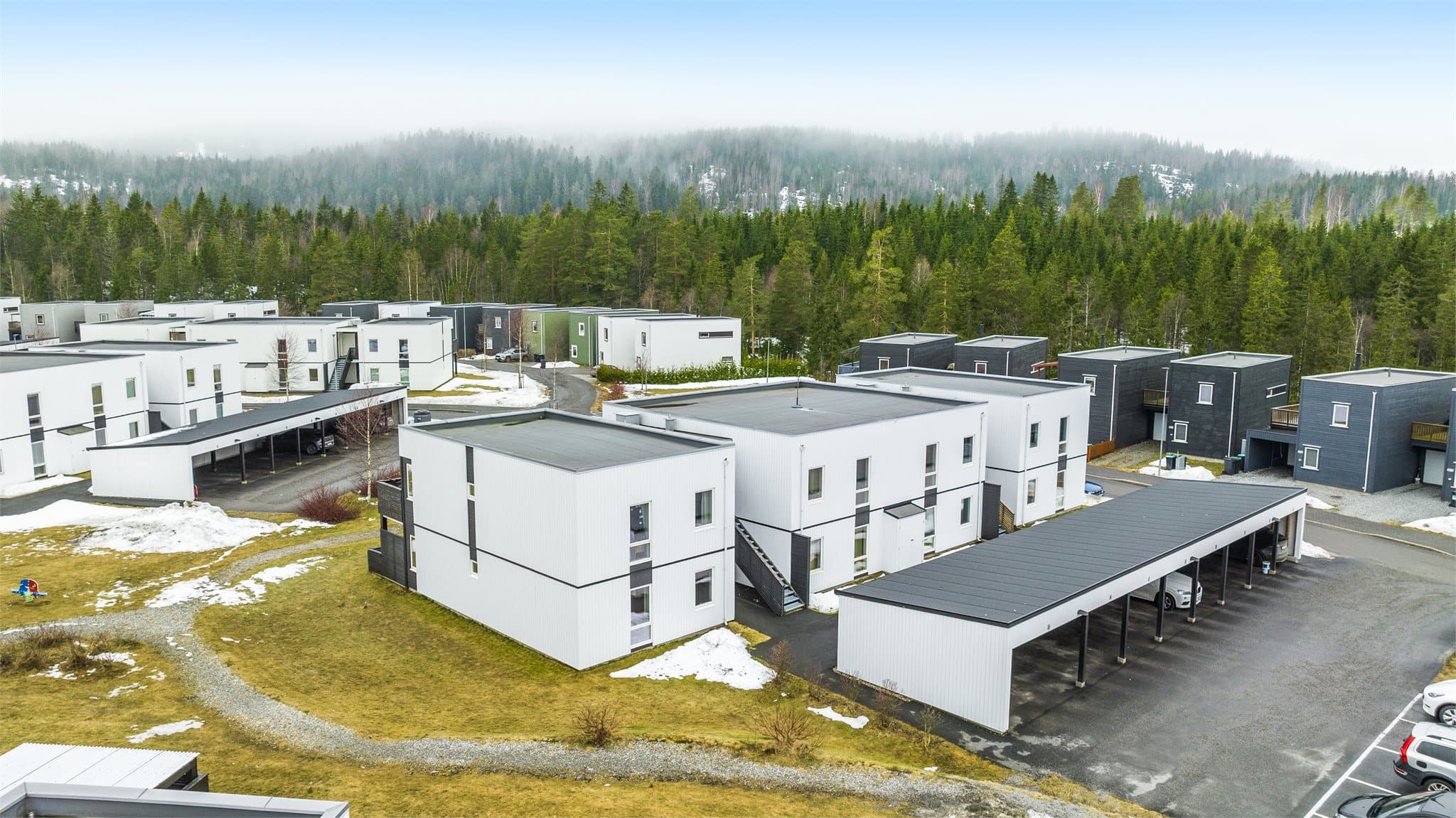 Kort vei til barnehage, skole, dagligvare samt kollektiv via buss.