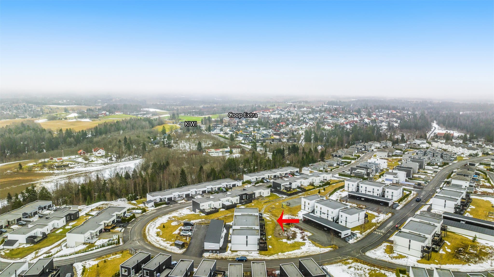 Høytliggende på et nyere boligfelt.