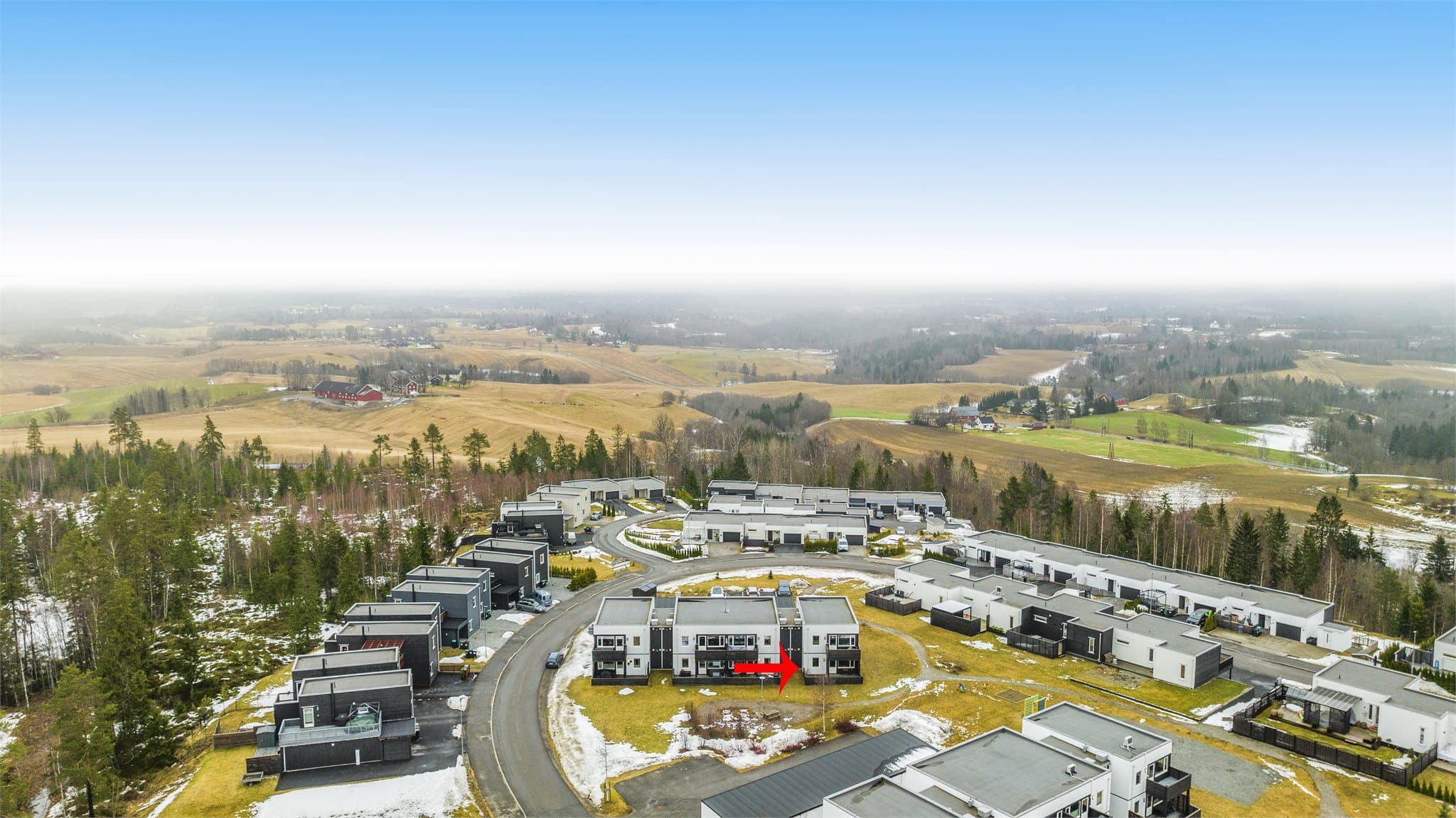 God internbeliggenhet på feltet.