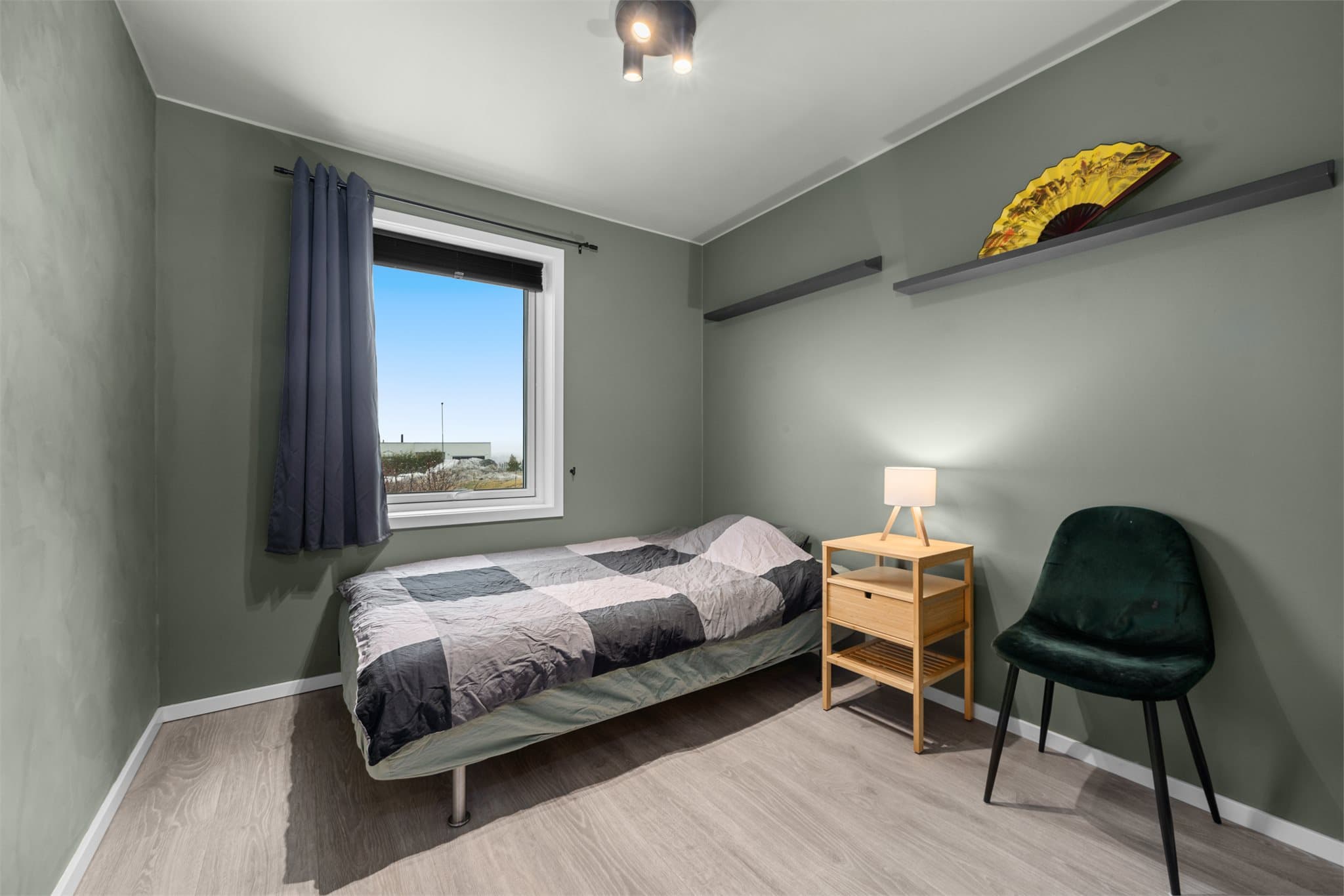 Soverom nummer to er også av god størrelse. Begge soverommene er malt i lune fargetoner.