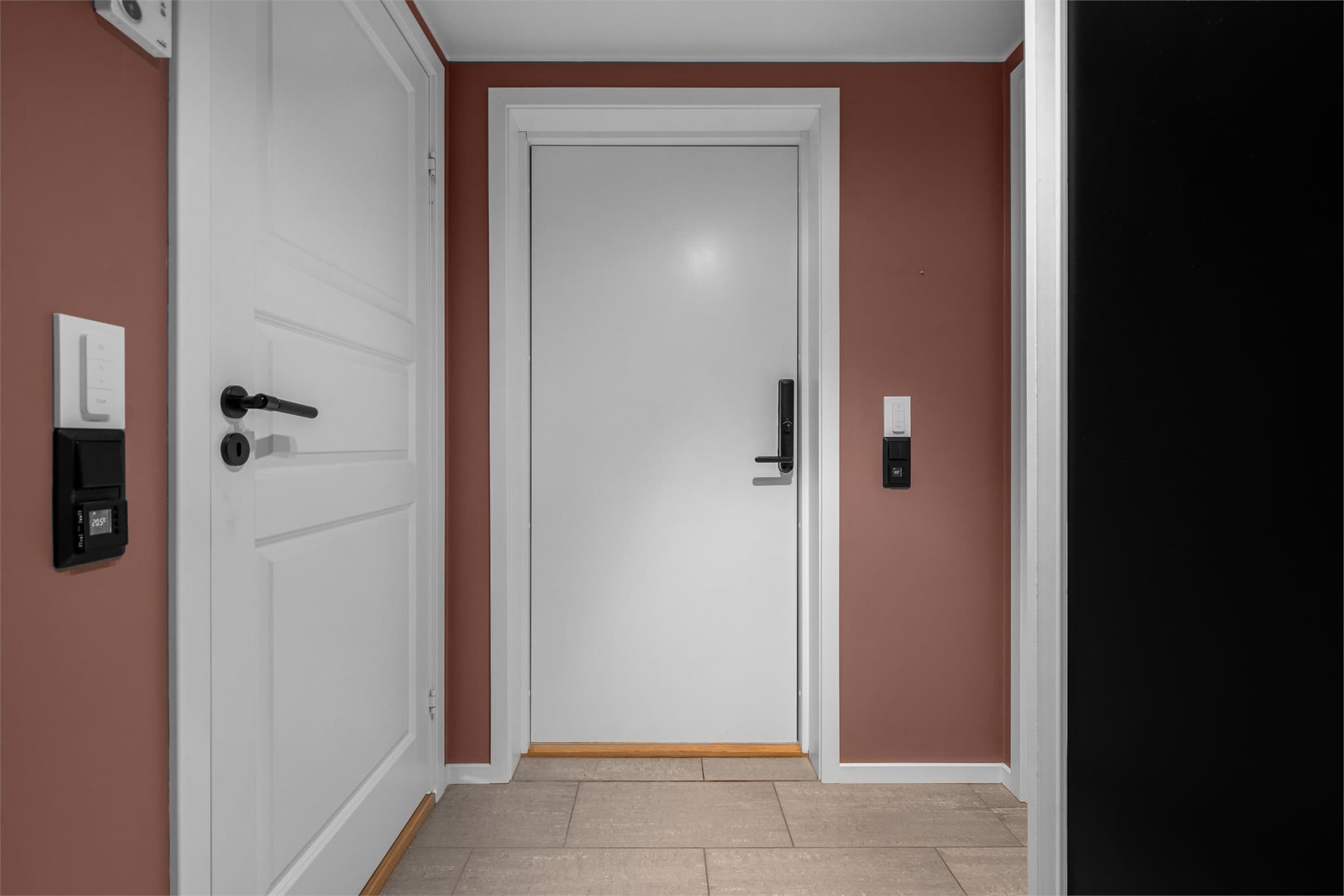 Flislagt gulv i entré.