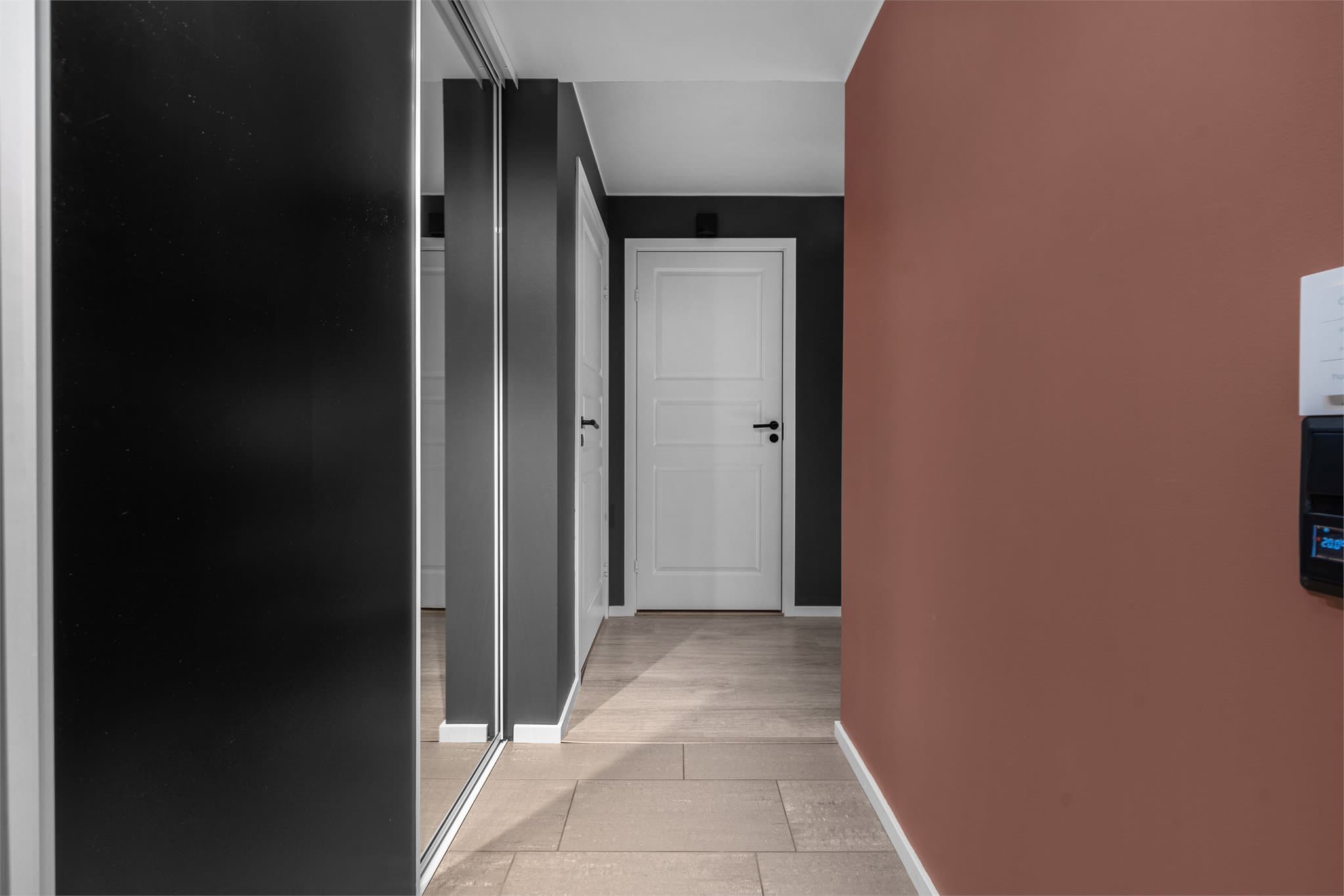 Entré med praktisk skyvedørsgarderobe.