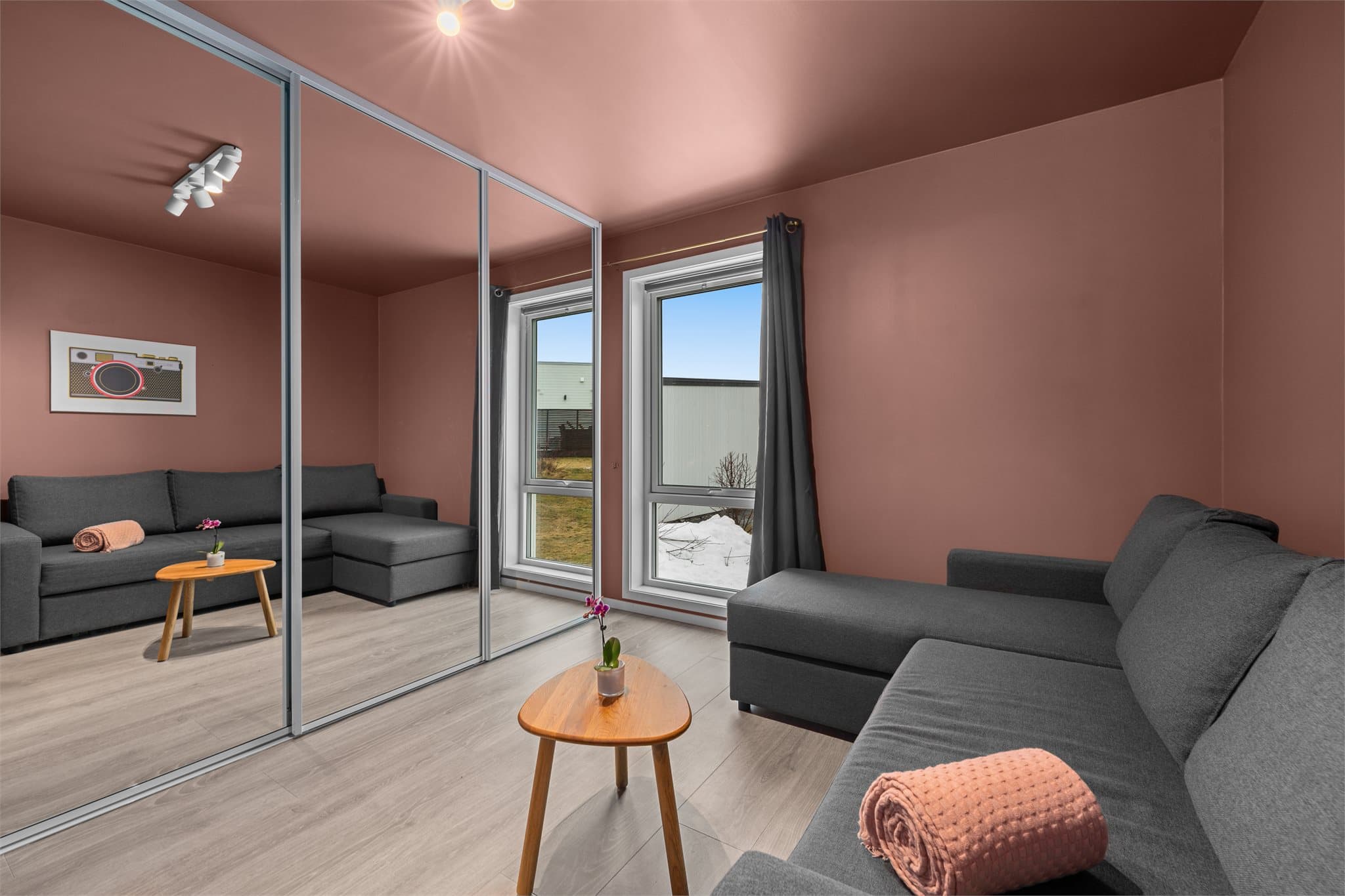 Hovedsoverom har en praktisk skyvedørsgarderobe med speilfronter.