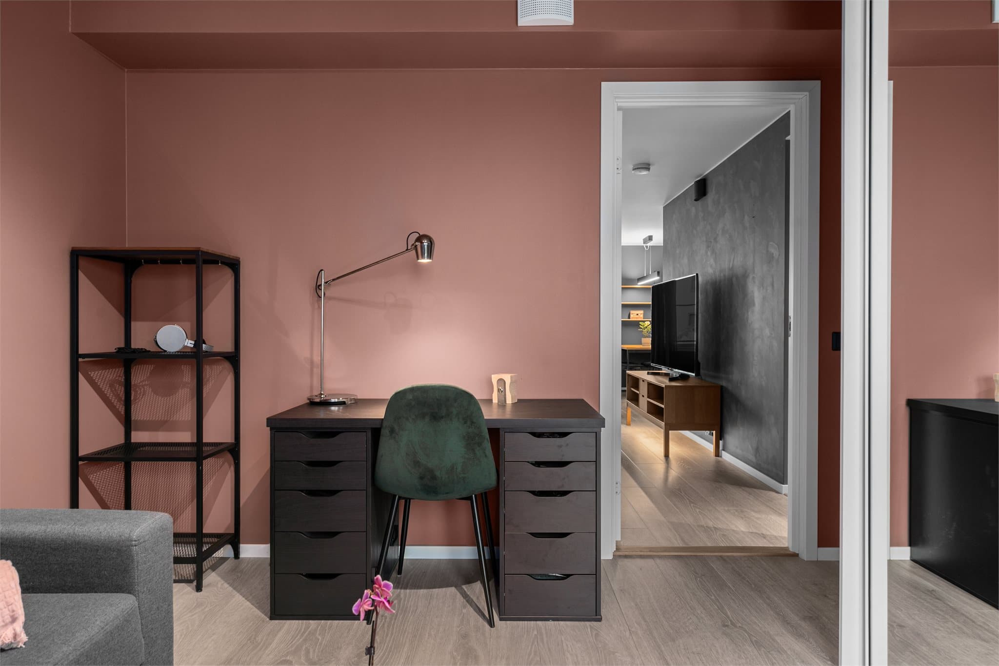 God plass til klesoppbevaring, dobbelseng og annet enkelt møblement.