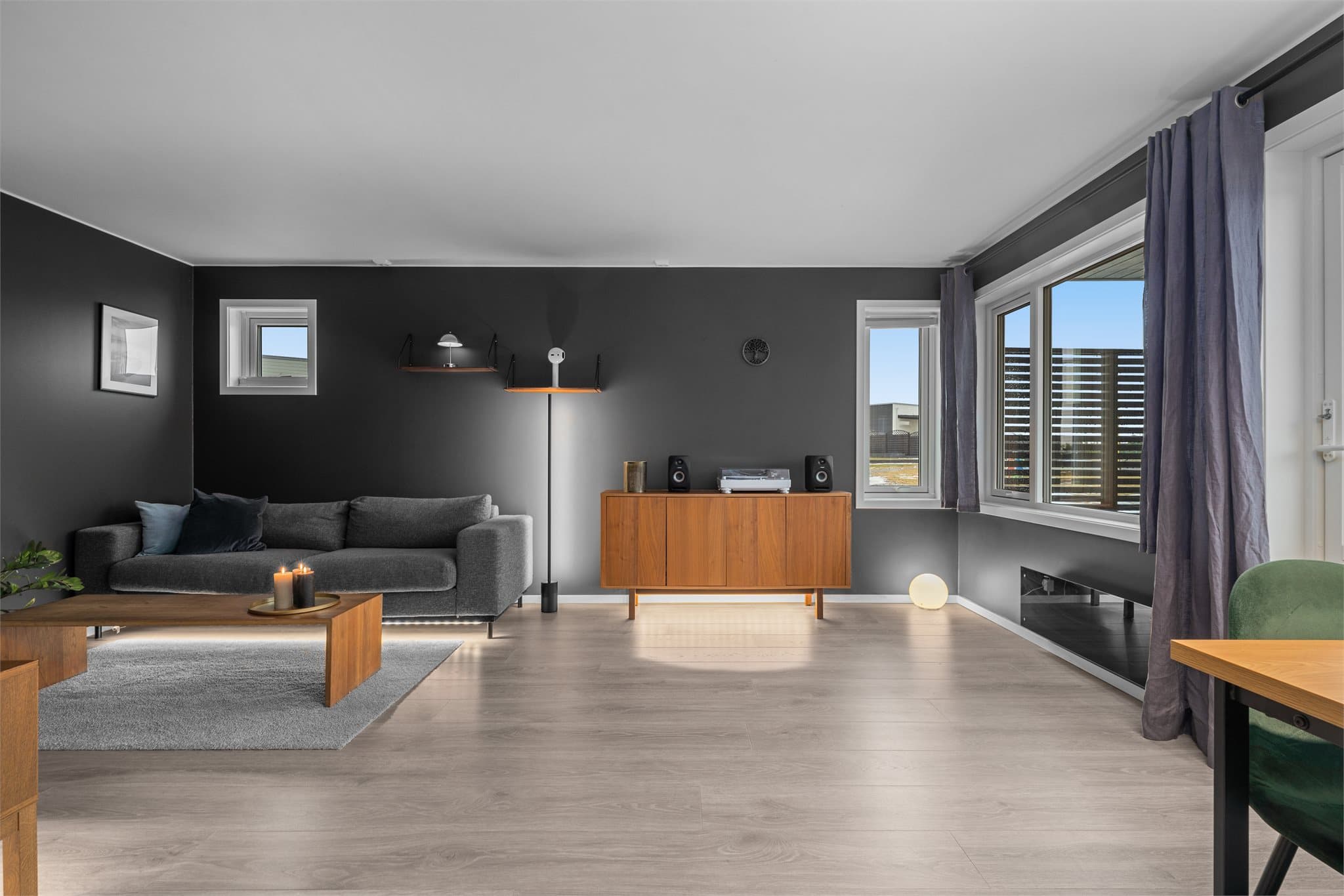 Leiligheten har en fin endebeliggenhet som gir godt lysinnslipp.