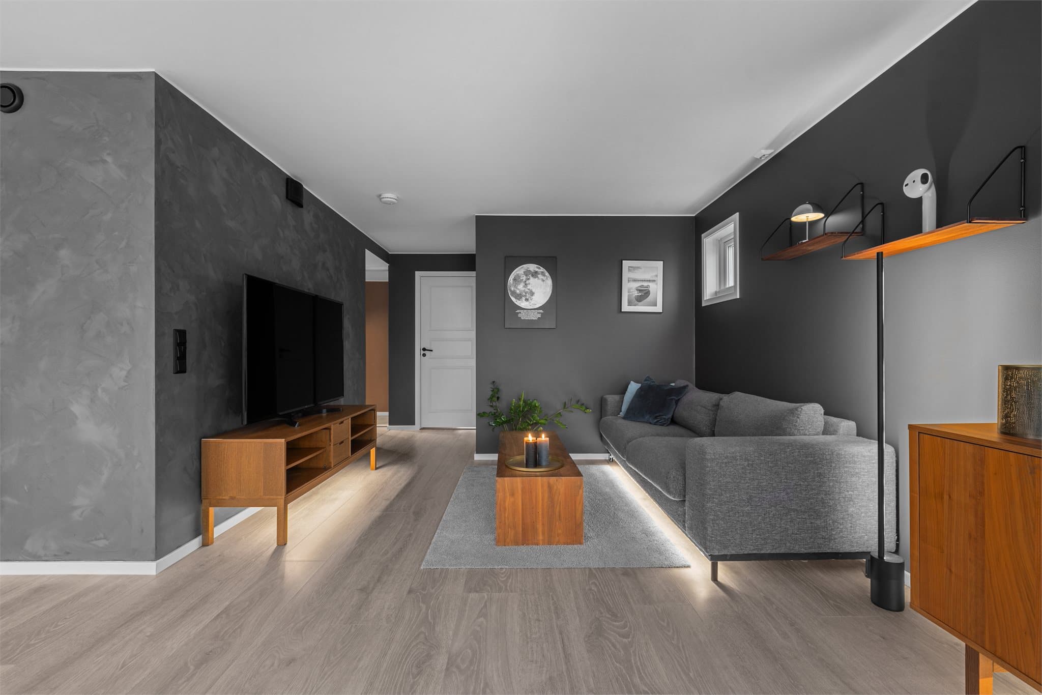 Moderne fargevalg er gjennomgående for leiligheten.