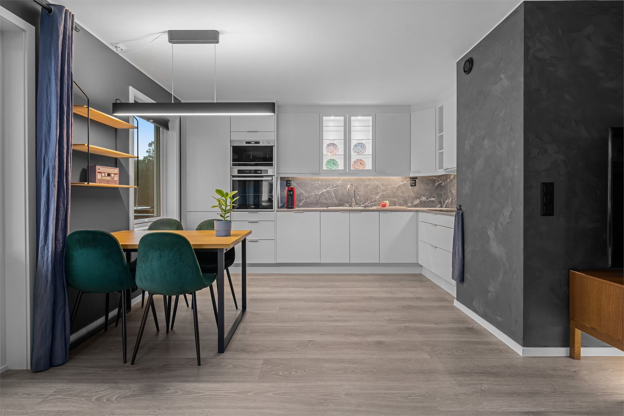 Kjøkkenet er utstyrt med integrerte hvitevarer.