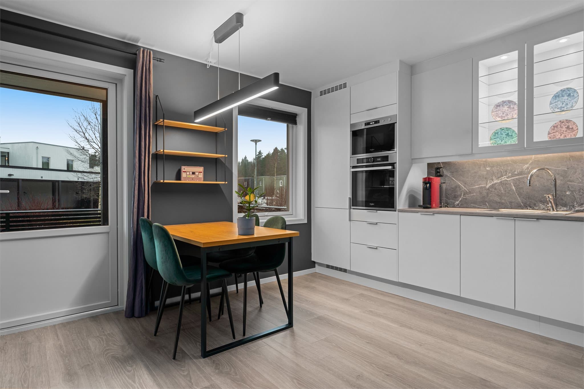 Det er godt med oppbevaringsplass i skap og skuffer.