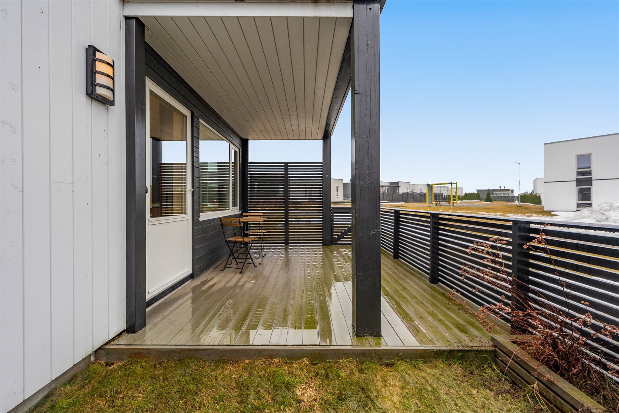 Inngjerdet og med skjermende spilevegg.