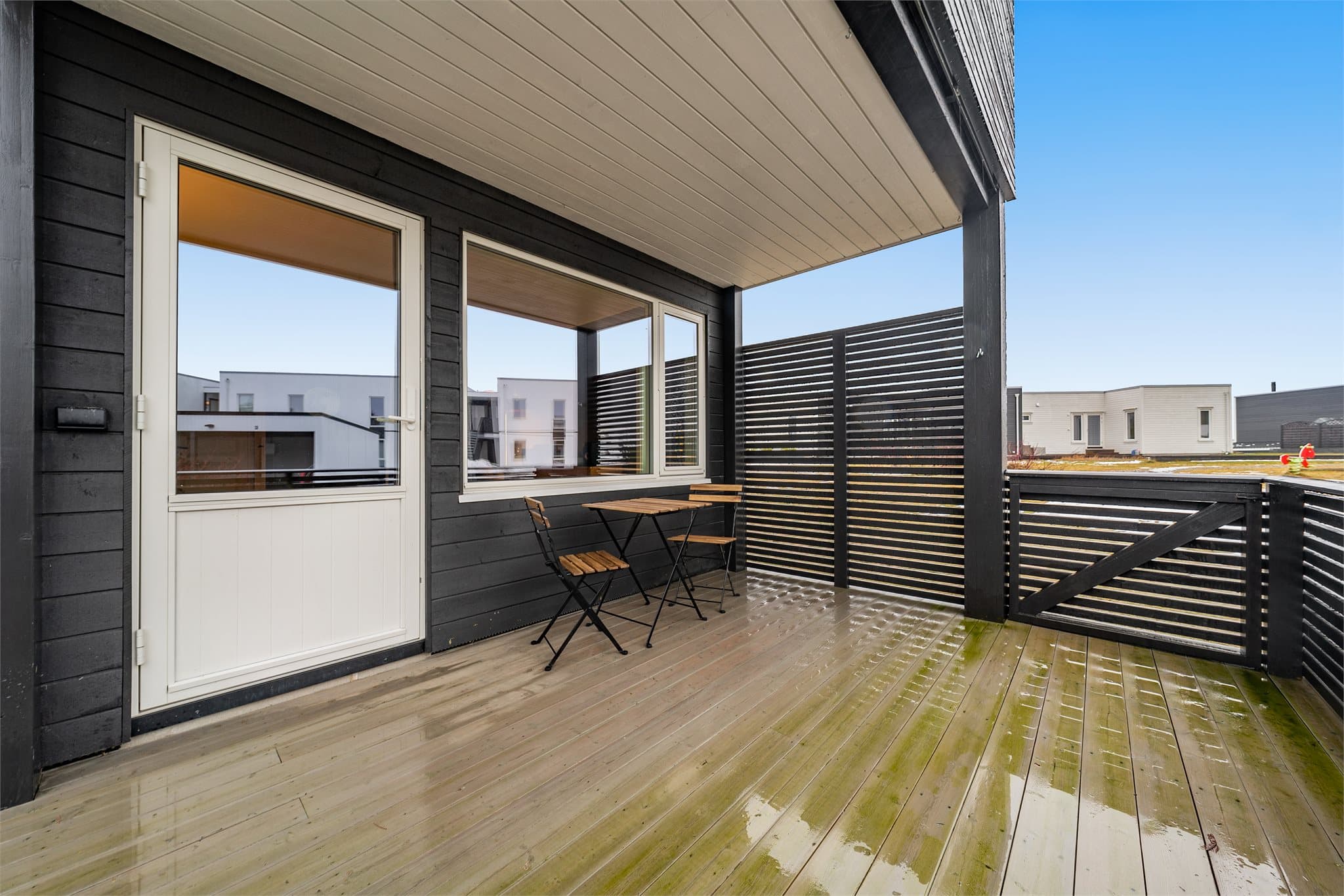 Uteplass med god plass til det man måtte ønske av utemøblement.