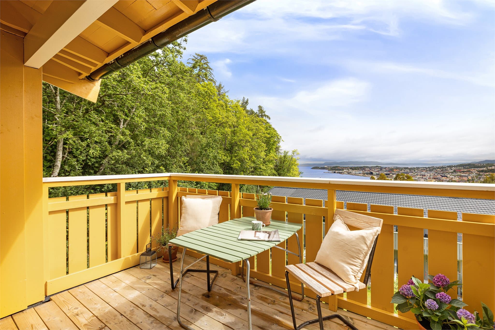 Lys og innbydende 3-roms med panoramautsikt over Trondheim, og marka som nærmeste nabo.