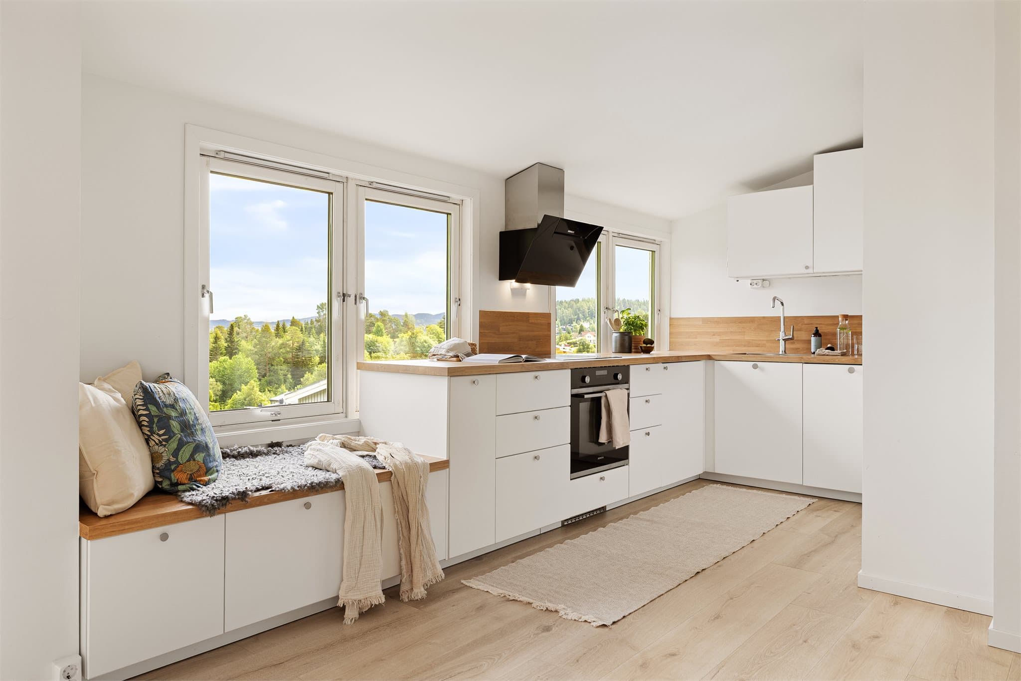 Lekkert og stilrent IKEA-kjøkken fra 2022, utstyrt med kombiskap og kvalitetshvitevarer fra Siemens (stekeovn, platetopp og ventilator).