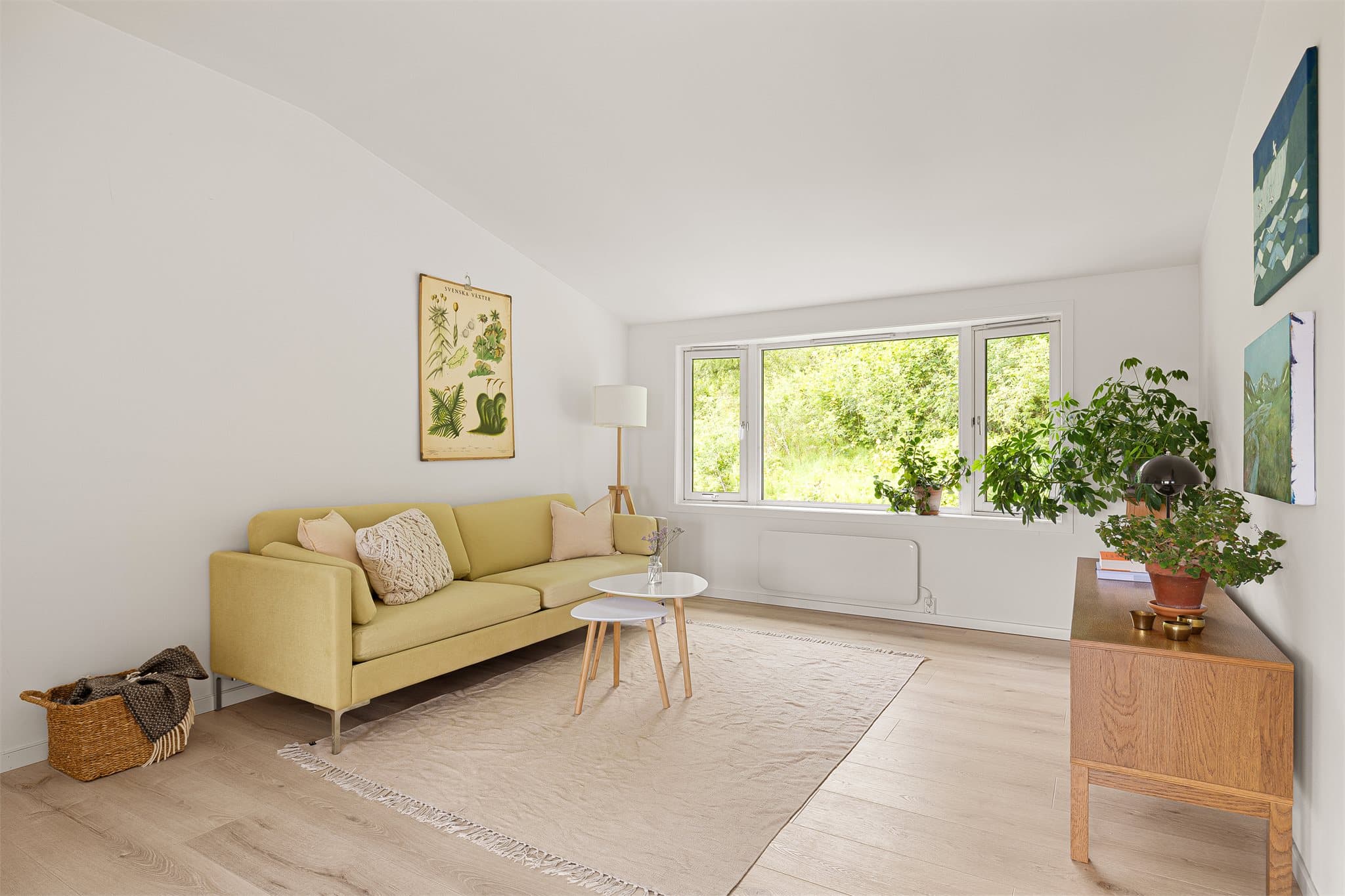 Stuen er svært romslig og gir rikelig med plass til en stor sittegruppe.