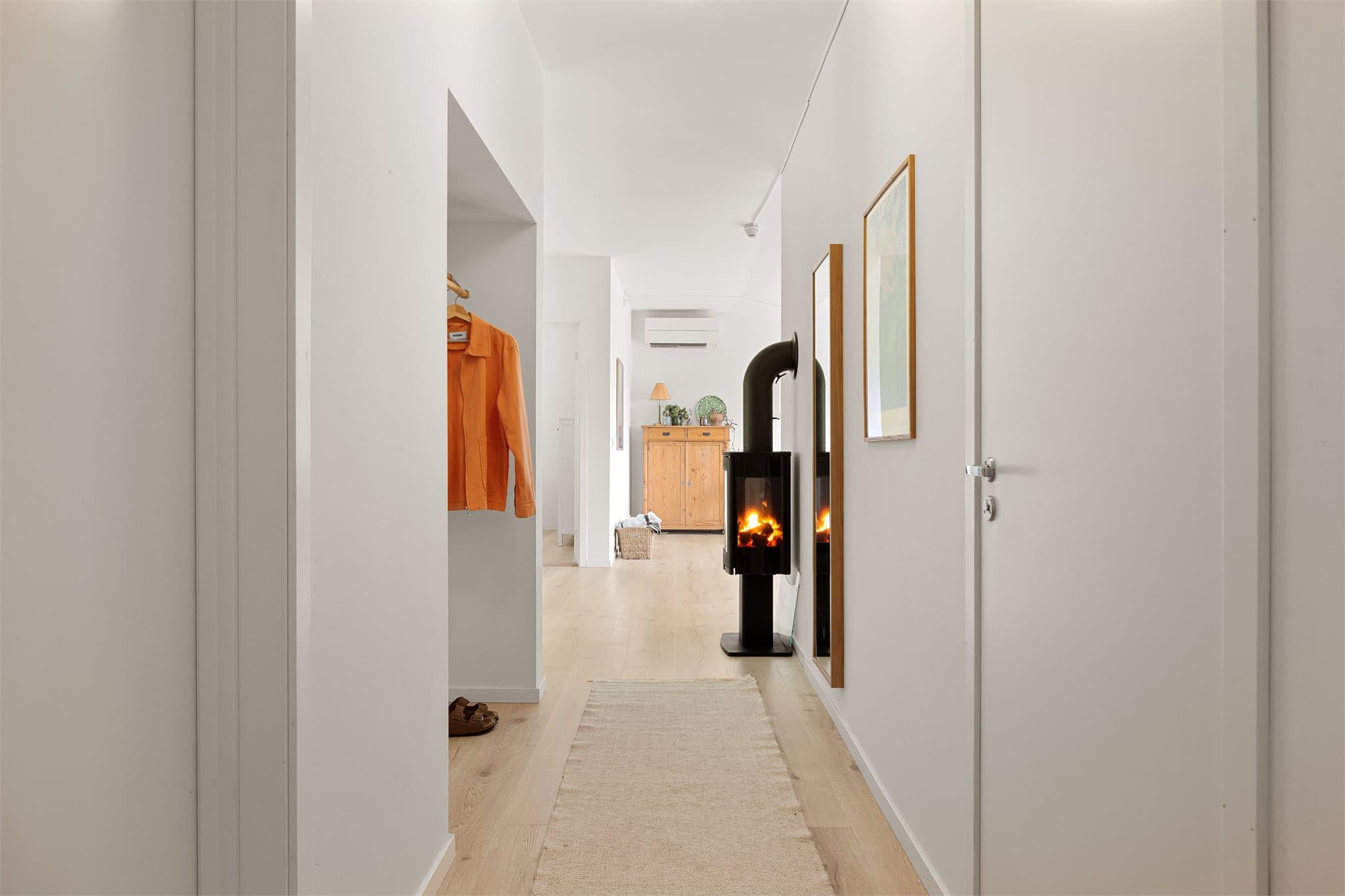Det er lagt til rette for ekstra hygge på vinterstid med mulighet for vedfyring i en nyere Nordpeis-ovn (2023), noe som gir stuen en spesielt lun atmosfære.