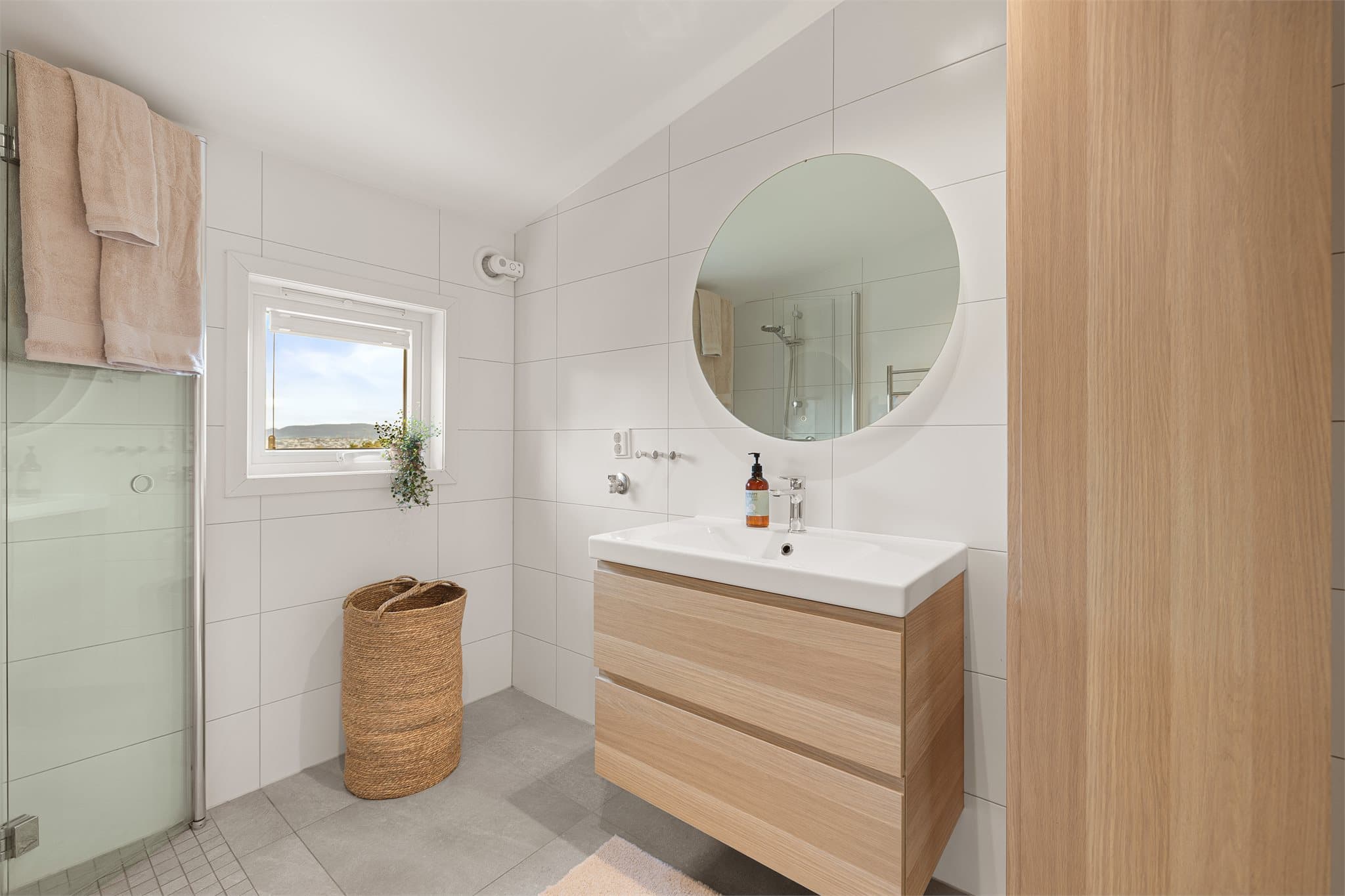 Under oppussingen ble badet utvidet mot kjøkkenet, noe som har gitt leiligheten et romsligere og mer funksjonelt baderom.