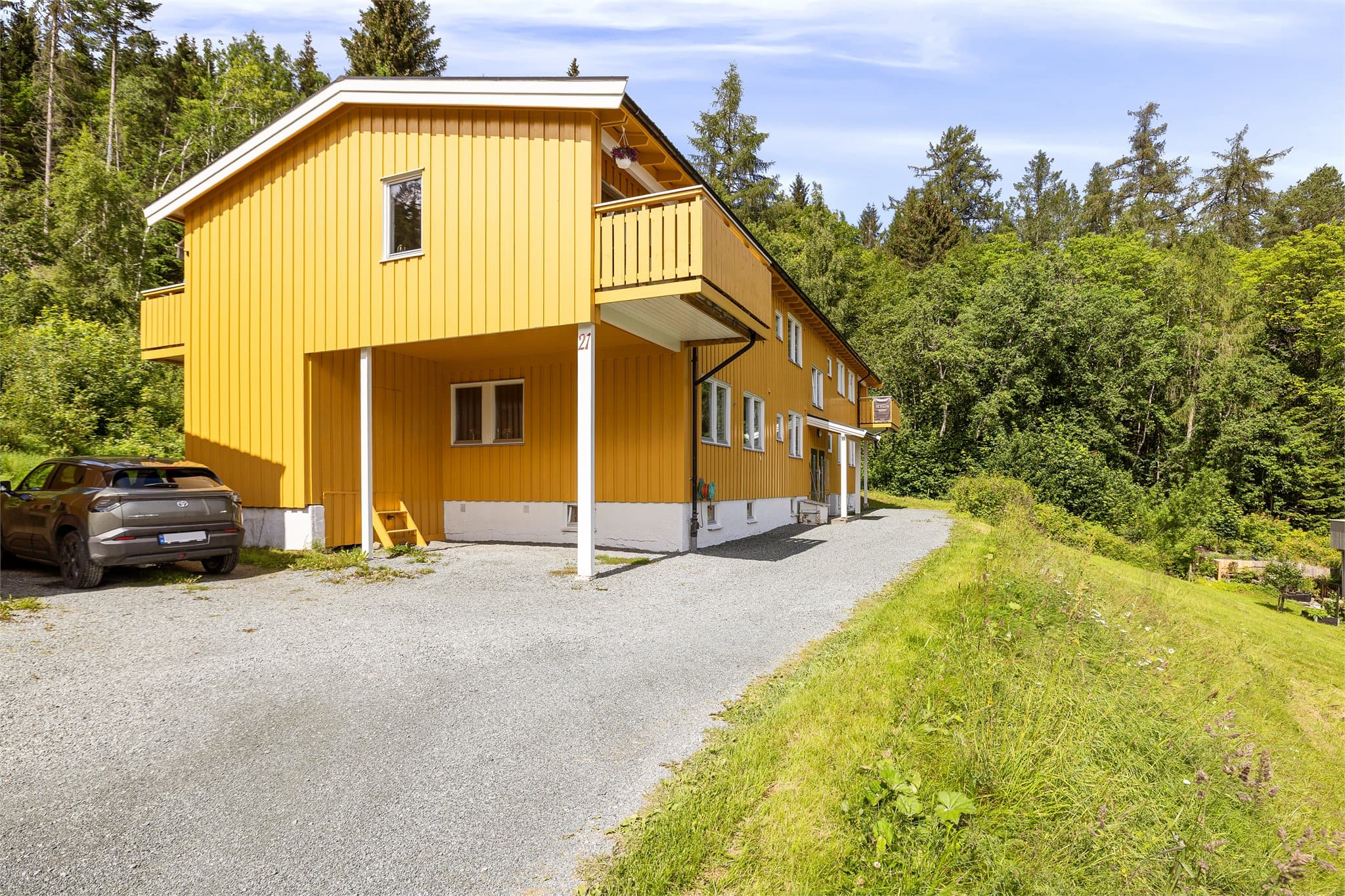 Leiligheten disponerer en egen utebod på hele 11 kvm med hems, noe som gir meget gode løsninger for praktisk oppbevaring. Boden ligger på andre siden av huset fra der bildet er tatt.