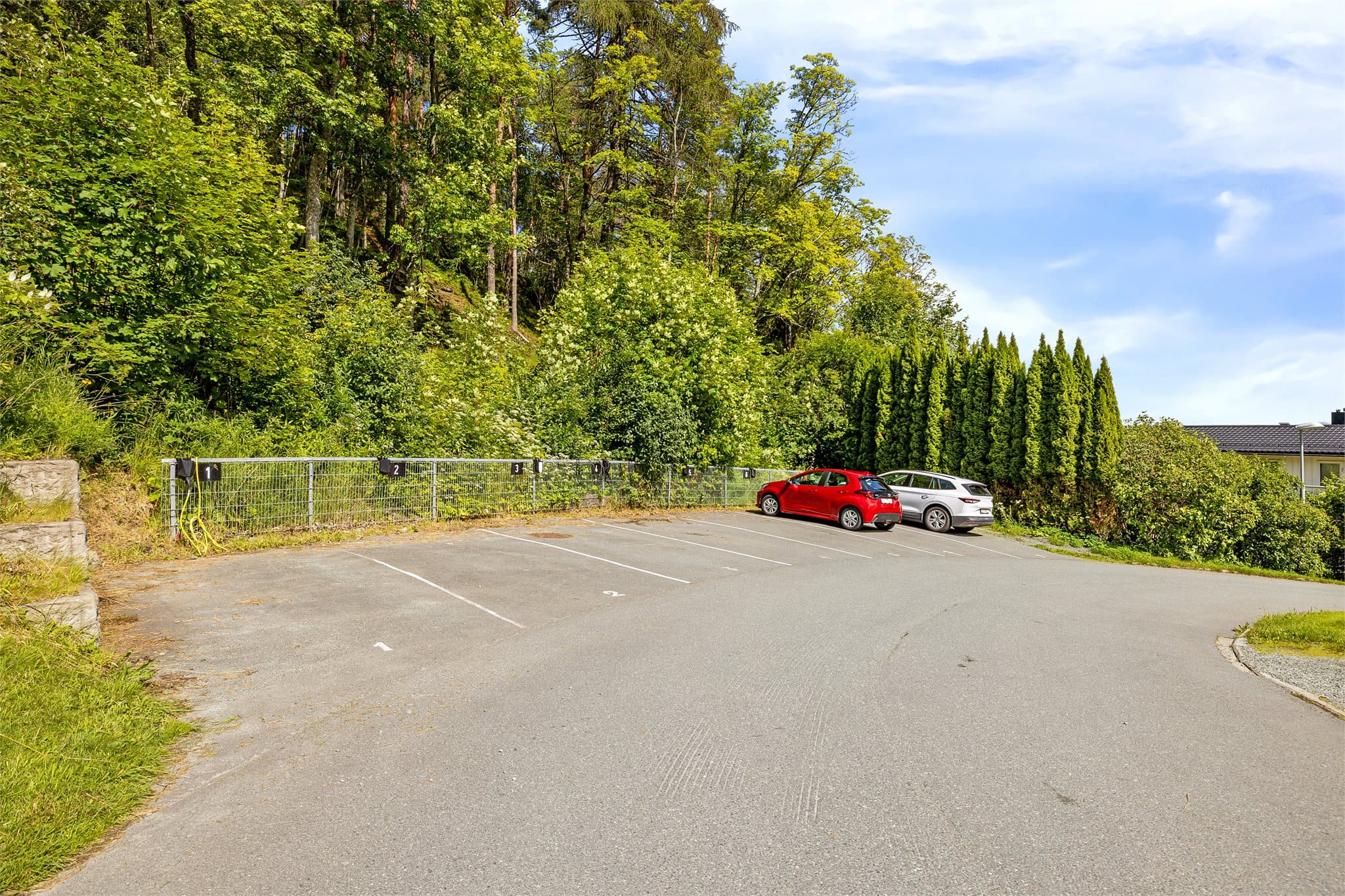 Gratis gateparkering i borettslaget. Det er mulighet for å søke styret om fast parkeringsplass med el-billading.