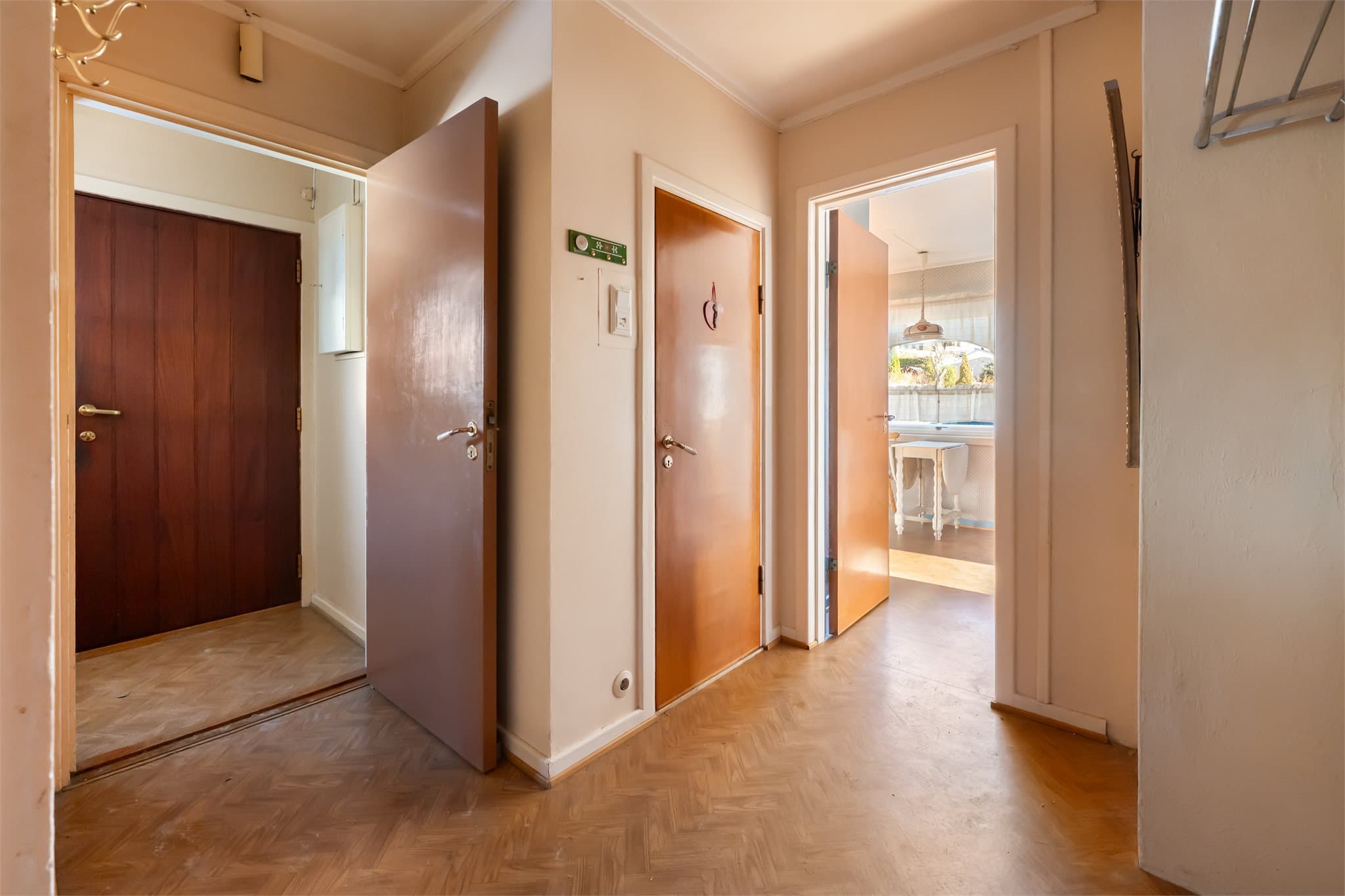 Enebolig over to plan med kjeller, oppført i 1963