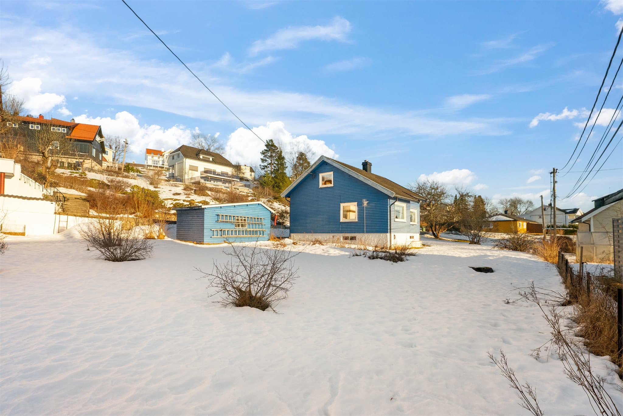 Boligen fremstår i hovedsak med standard fra byggeåret og må anses som et oppussingsobjekt