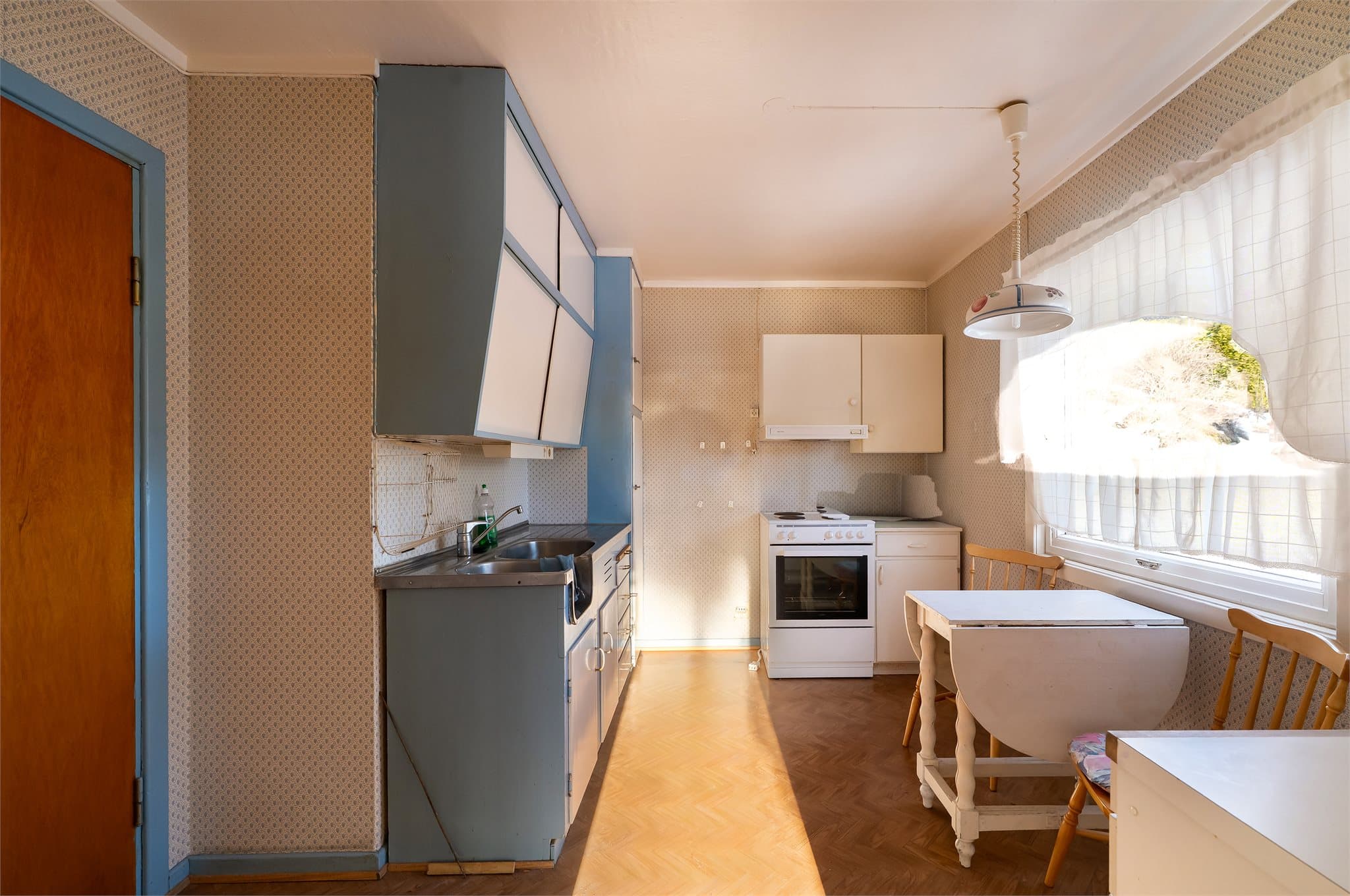 1.etg består av entré, gang, kjøkken, spisestue, stue, bad, soverom