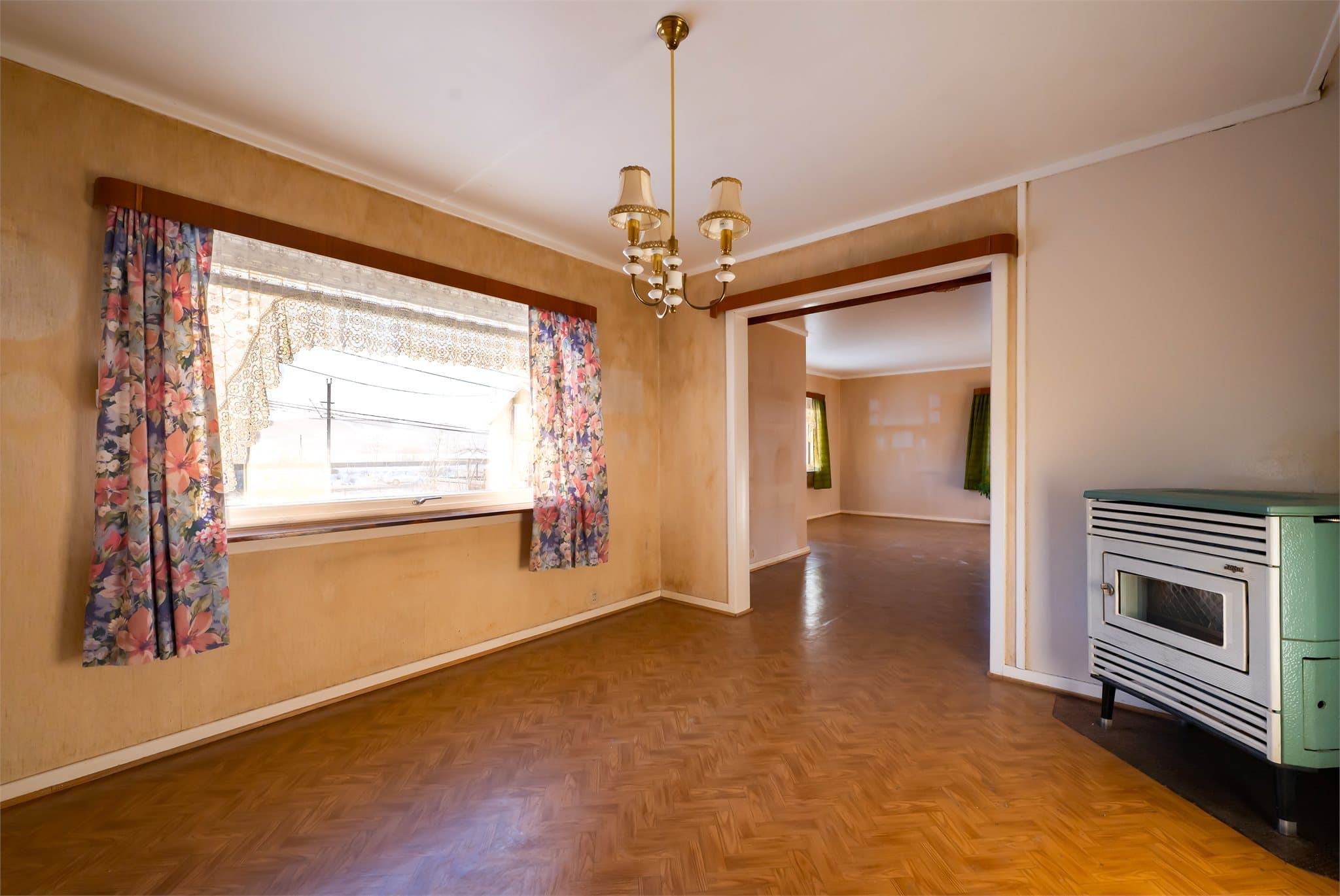 Det er også montert parafinovn i spisestue. Det er uvisst når denne sist var i bruk, samt om den er i funksjon/tilkoblet pipe