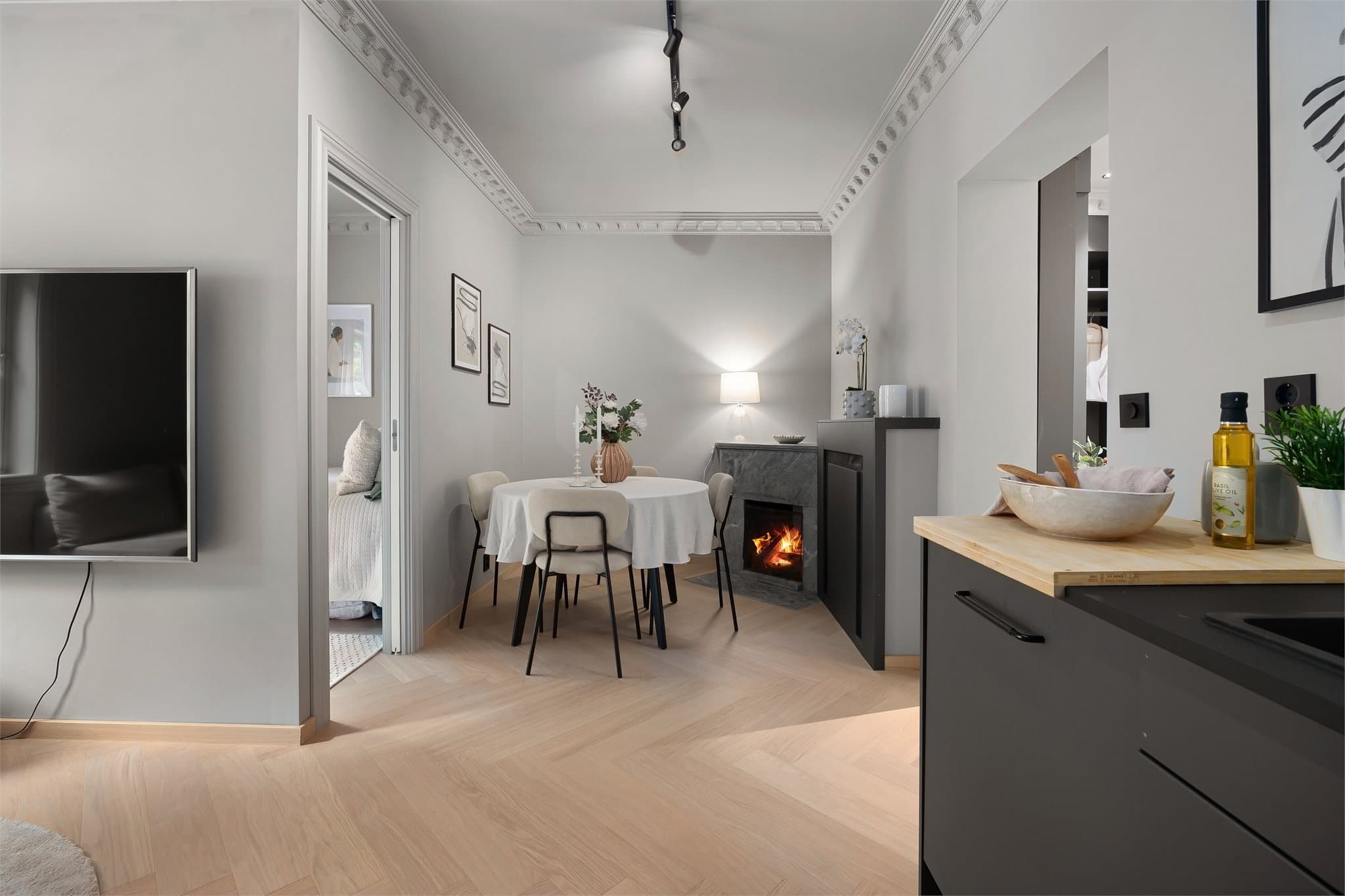 Spiseplass ved den åpne peisen. Hele det elektriske anlegget i leiligheten er nytt fra 2026.