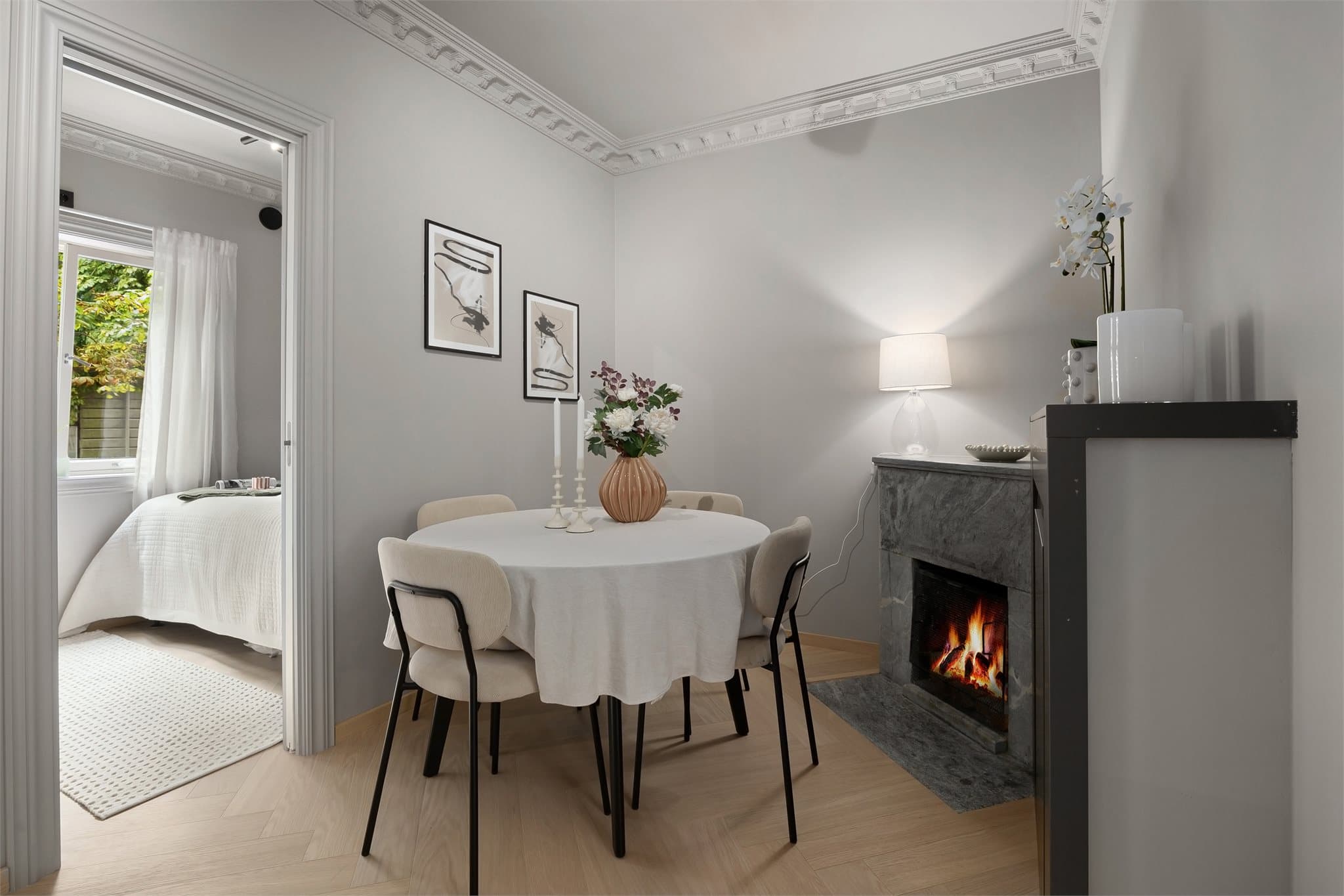 Oppholdsrommet har plass til både sofagruppe og spisebord.