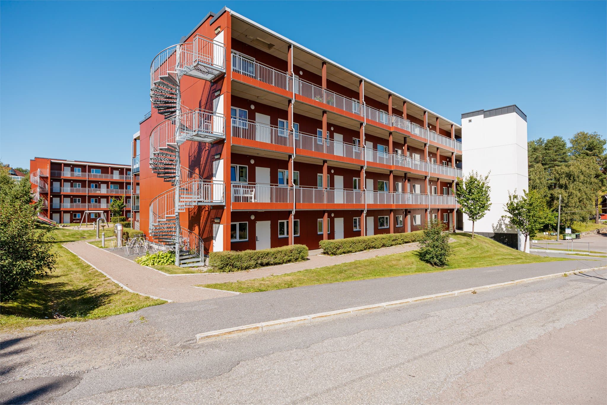 Bygget er fra 2018 og holder en moderne standard. Fra leiligheten er det gangavstand til tog, buss og Kiwi.