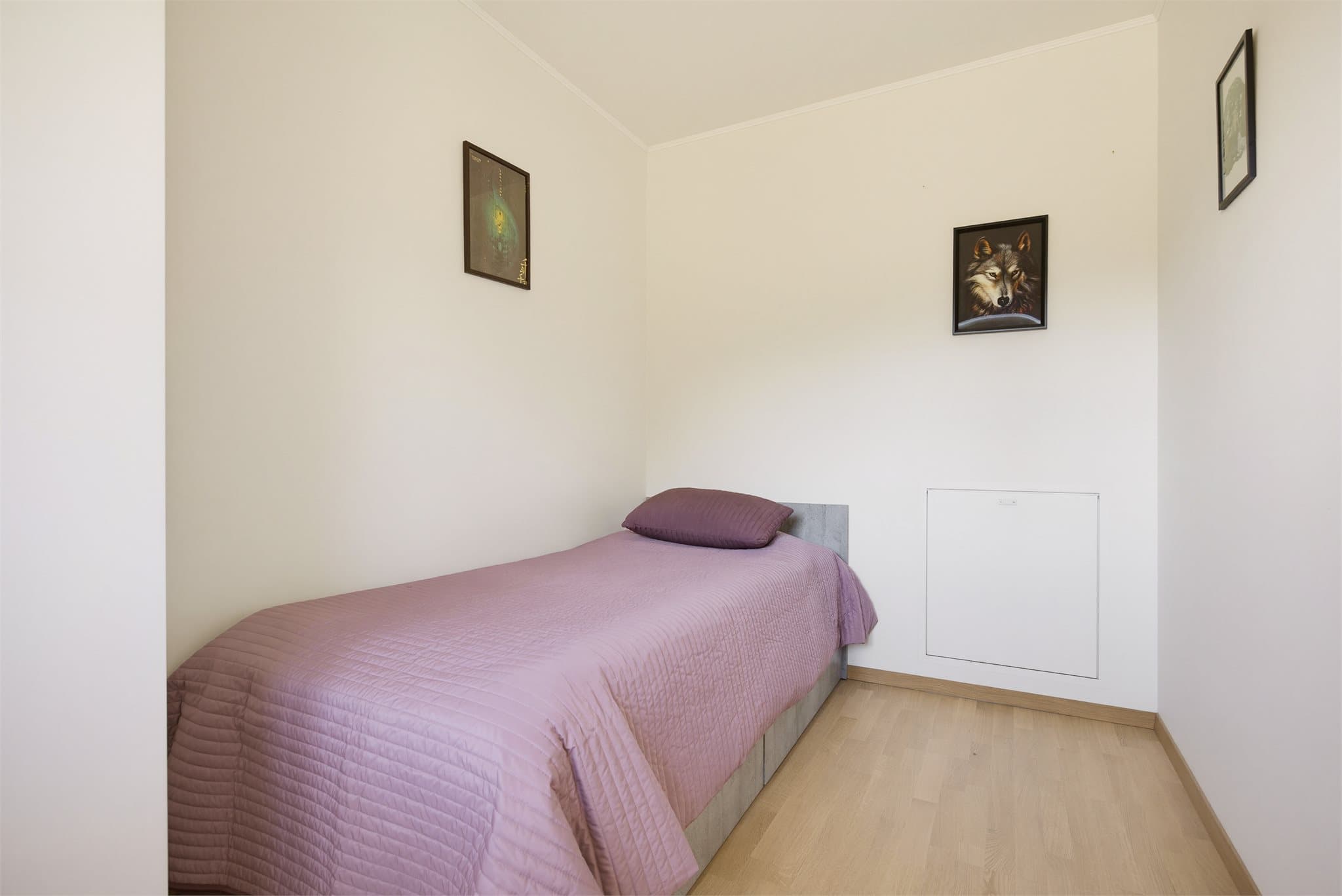 Lyst soverom med plass til dobbeltseng og garderobeskap.
