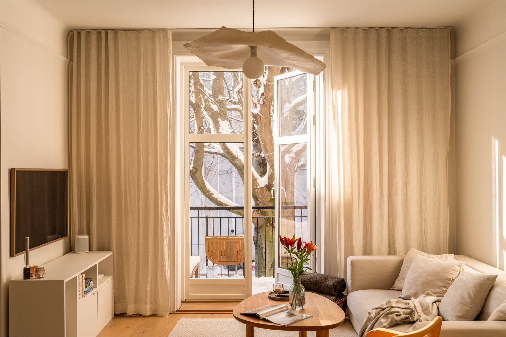 Flott utsikt mot et majestetisk tre fra stuen.