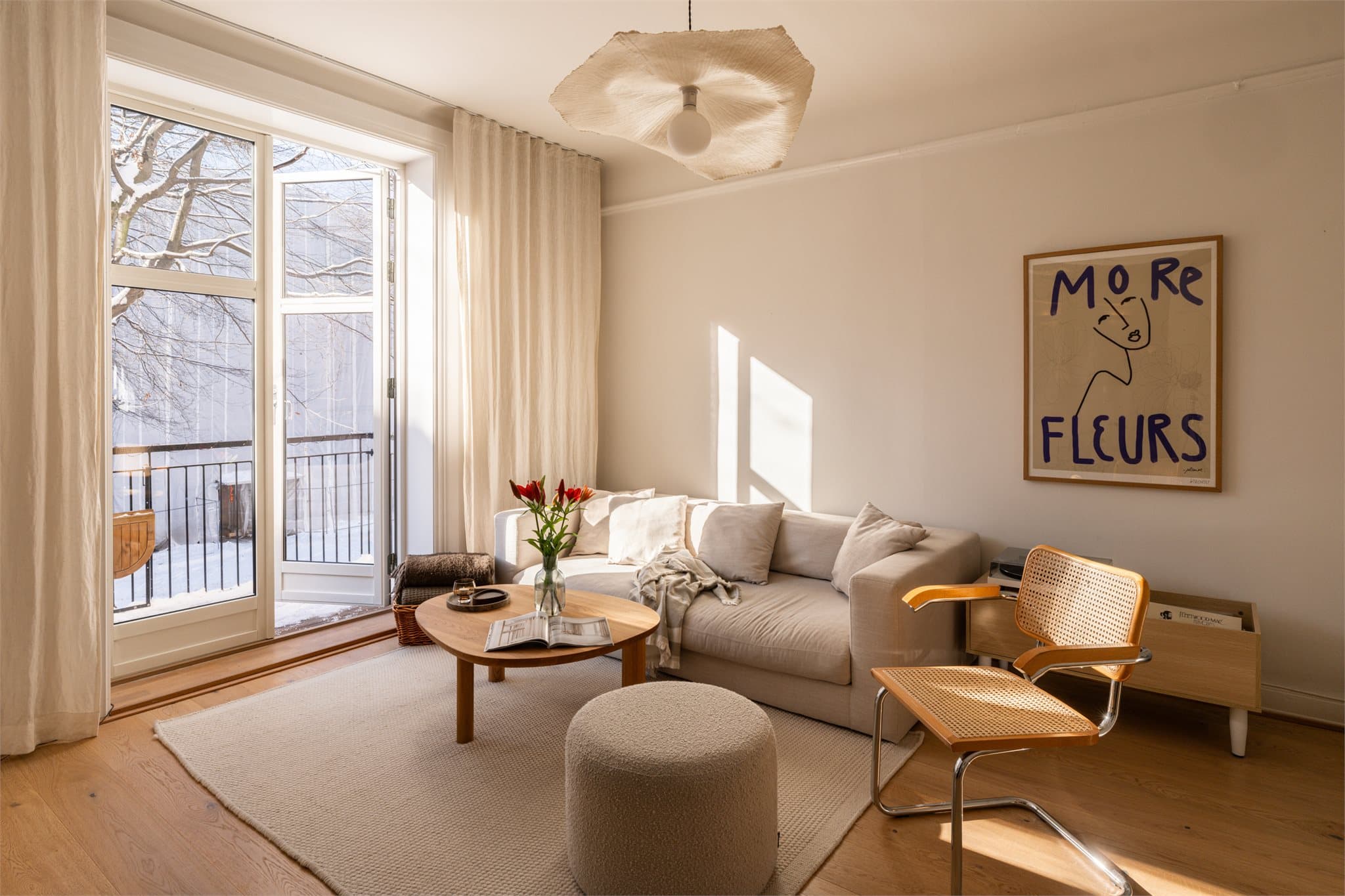 En god takhøyde på ca. 2,77 meter i stuen og masse lys fra store vindusflater.