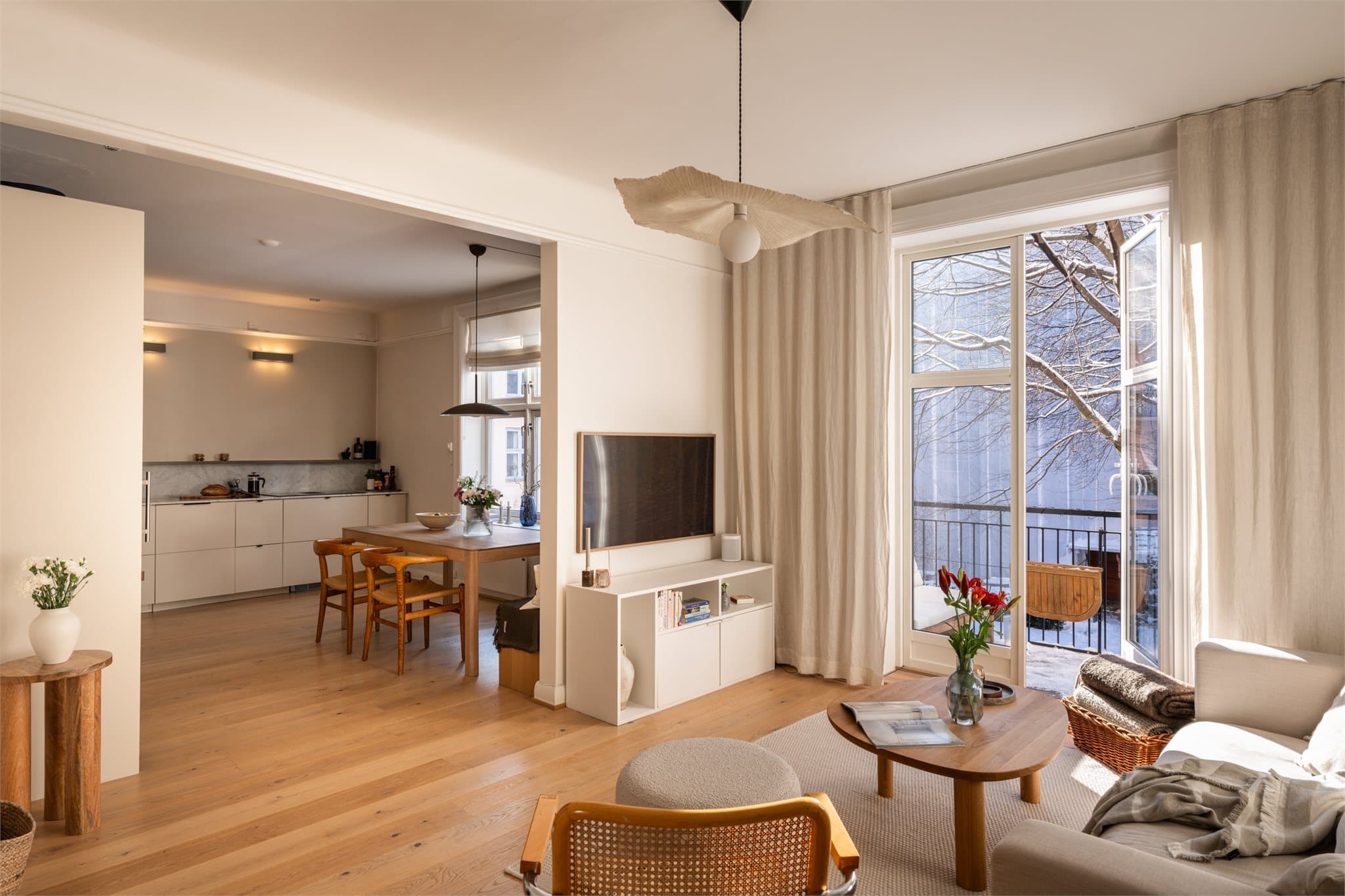 Kjøkken og stue ligger i åpen løsning, men delvis separert med en vegg som lager to naturlige soner for innredning.